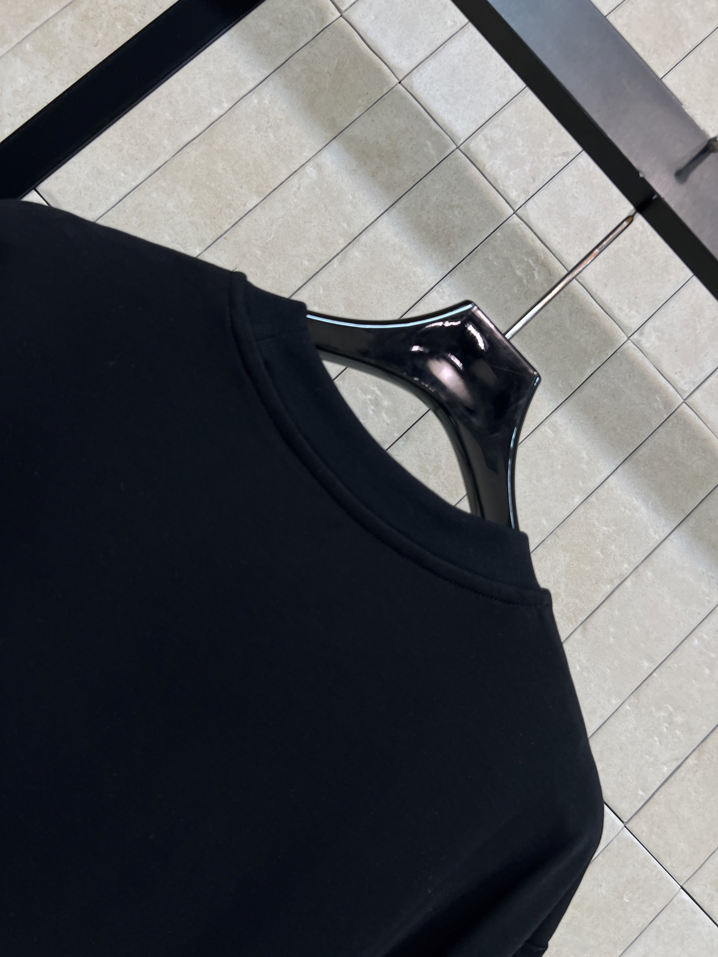 L家 26春夏新款 口袋印花T恤 棉料垂坠挺括不易变形 不对称口袋拼接设计+流苏印花 细节满分 宽松落肩