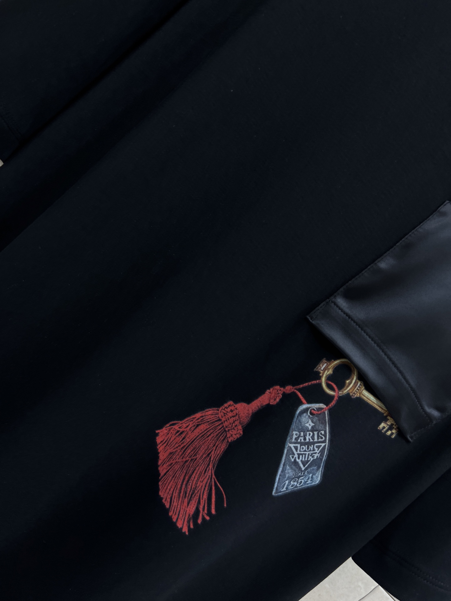 L家 26春夏新款 口袋印花T恤 棉料垂坠挺括不易变形 不对称口袋拼接设计+流苏印花 细节满分 宽松落肩