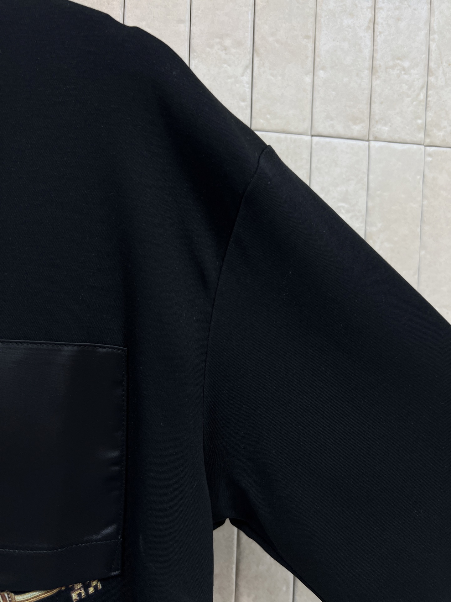 L家 26春夏新款 口袋印花T恤 棉料垂坠挺括不易变形 不对称口袋拼接设计+流苏印花 细节满分 宽松落肩