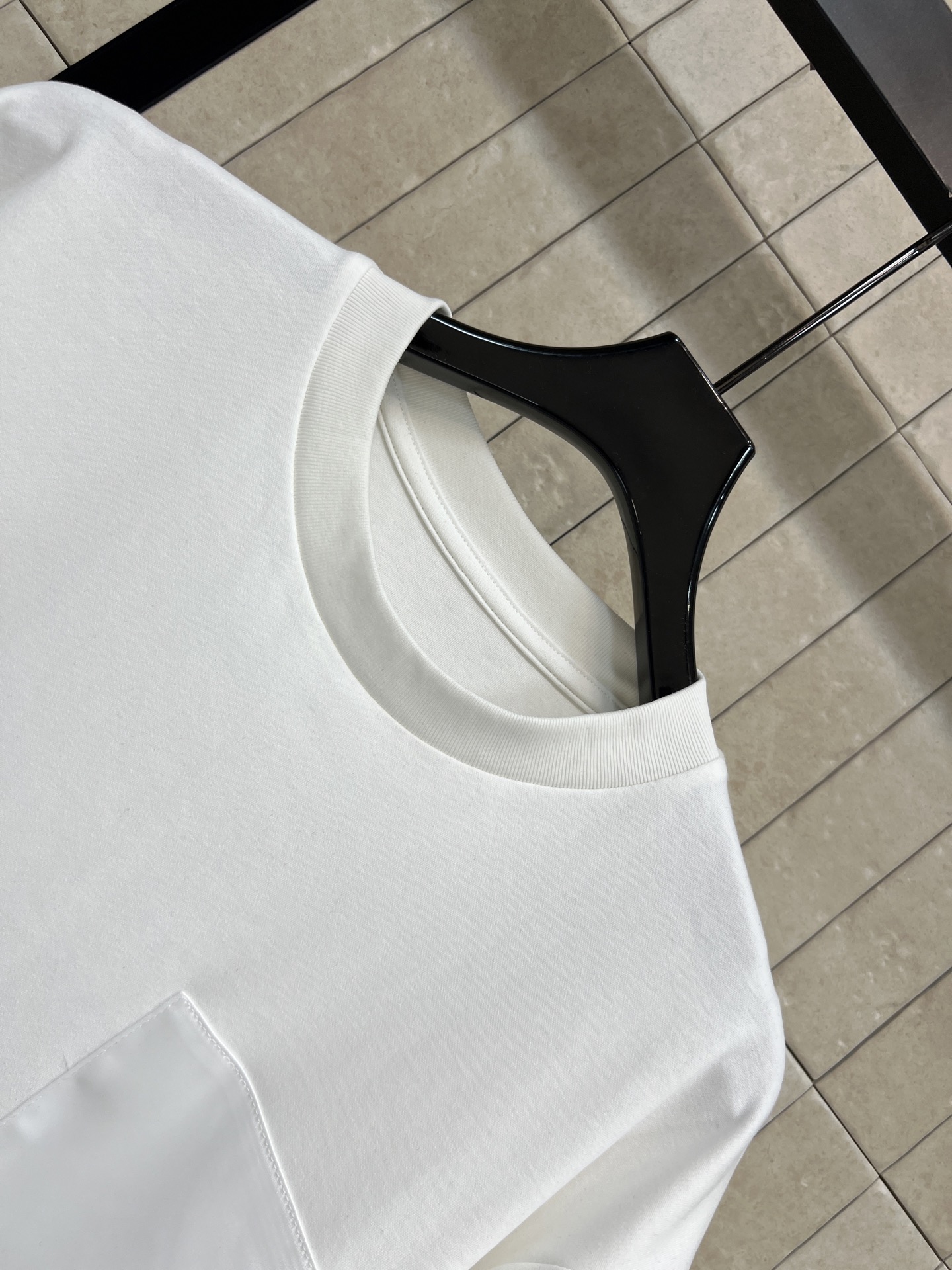 L家 26春夏新款 口袋印花T恤 棉料垂坠挺括不易变形 不对称口袋拼接设计+流苏印花 细节满分 宽松落肩