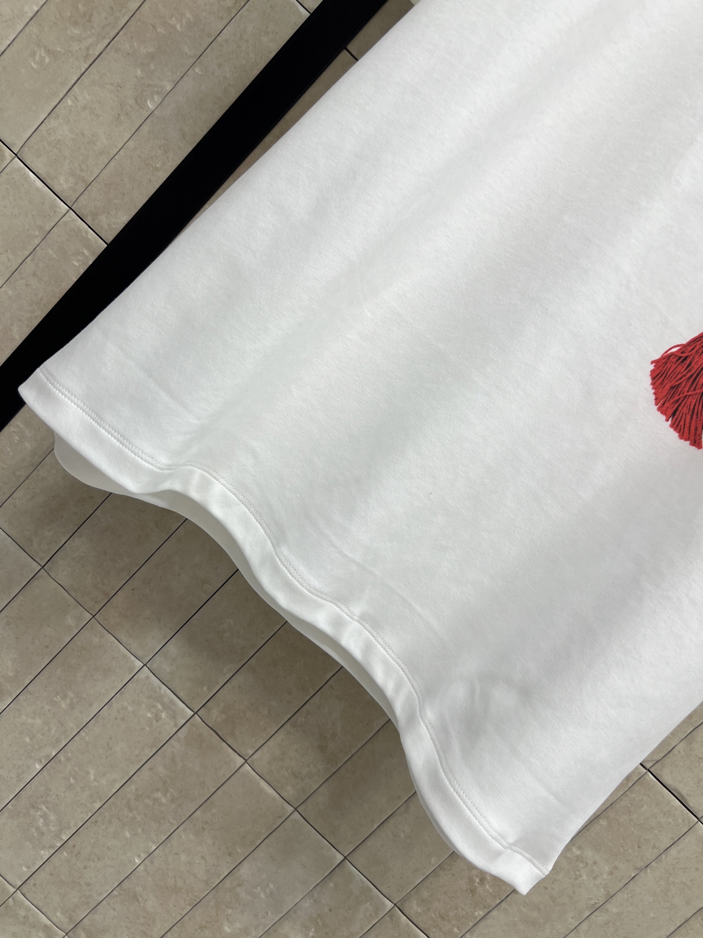 L家 26春夏新款 口袋印花T恤 棉料垂坠挺括不易变形 不对称口袋拼接设计+流苏印花 细节满分 宽松落肩