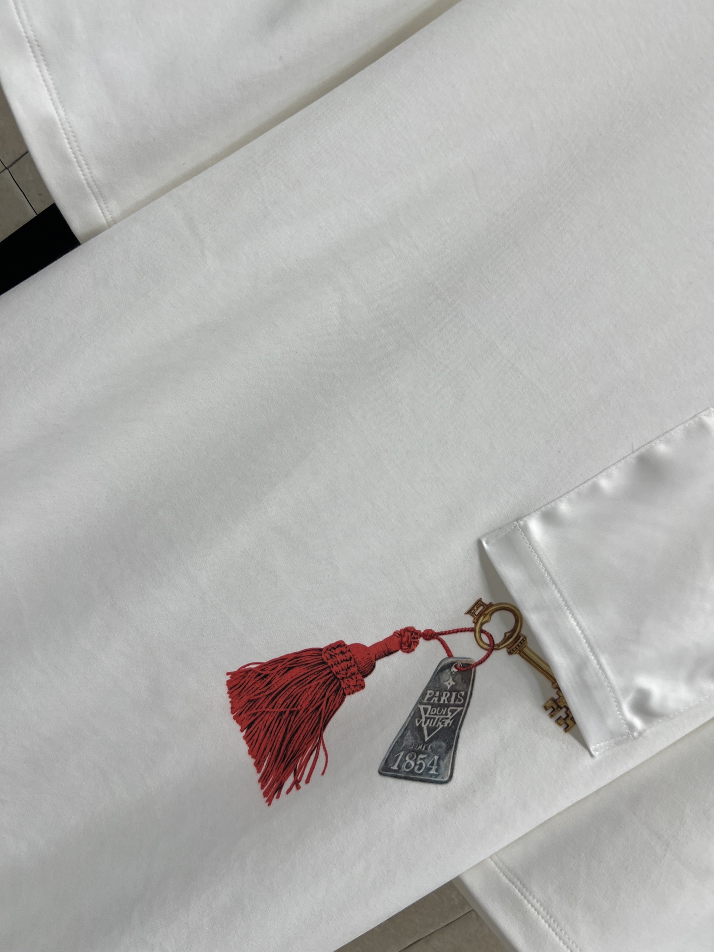 L家 26春夏新款 口袋印花T恤 棉料垂坠挺括不易变形 不对称口袋拼接设计+流苏印花 细节满分 宽松落肩