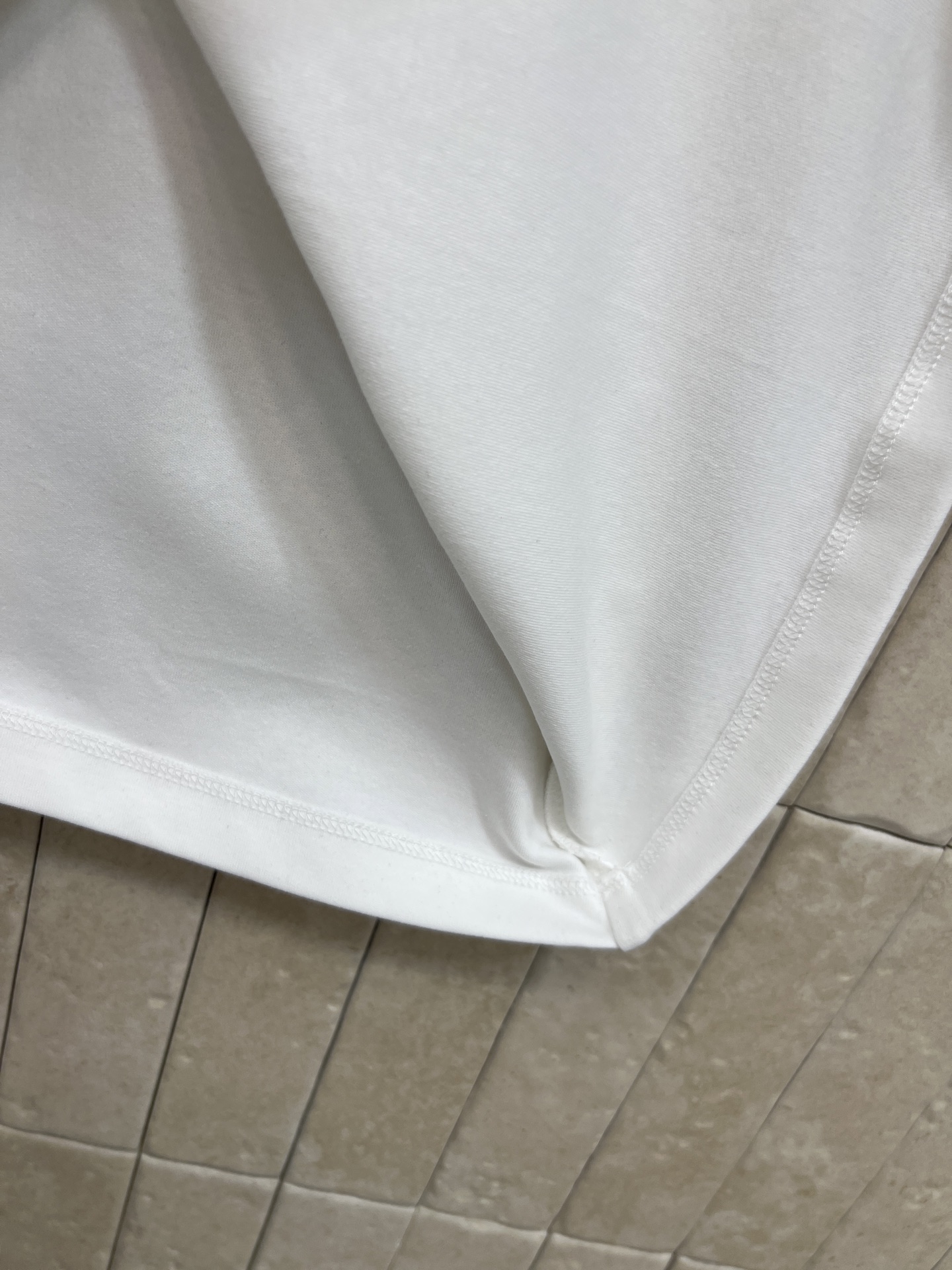 L家 26春夏新款 口袋印花T恤 棉料垂坠挺括不易变形 不对称口袋拼接设计+流苏印花 细节满分 宽松落肩