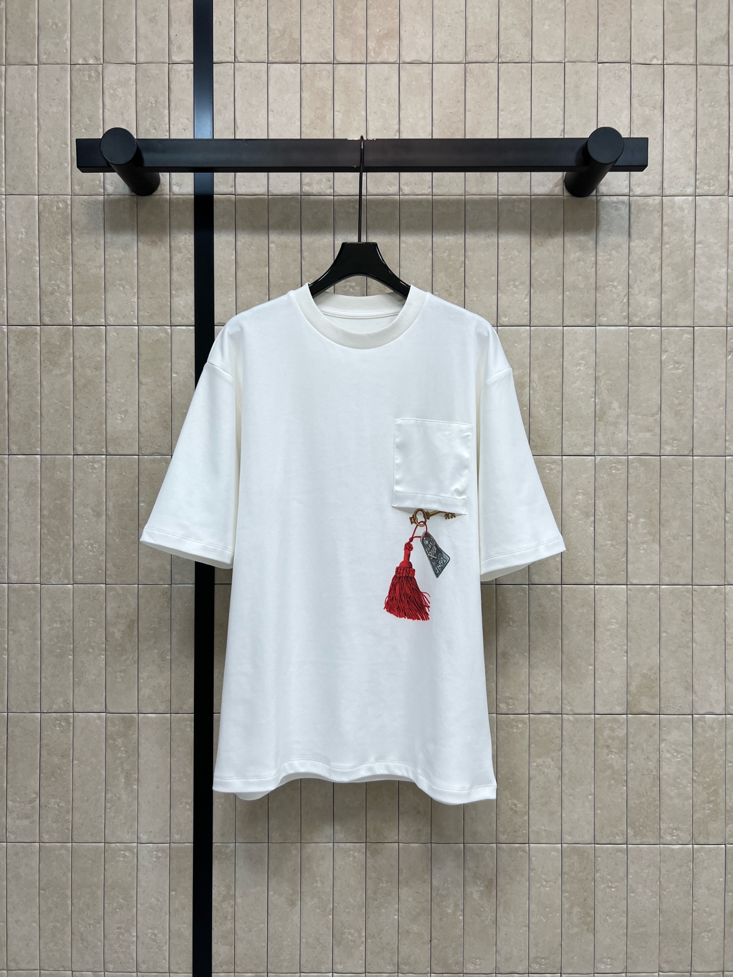 NO:807371,L's 26 spring and summer new style pocket printed T-shirt. The cotton material is draped and stiff and not easy to deform. Asymmetrical pocket splicing design + tassel printing. Perfect details. Loose shoulder silhouette. It hides the flesh and looks slim without picking up the figure. It is OK to wear alone or layered. Easily create a casual or street style. It looks good with jeans and skirts. Two colors and three codes, Size/S-M-L, Louis Vuitton, skirts, jeans, tees, t-shirt,19860909L家 26春夏新款 口袋印花T恤 棉料垂坠挺括不易变形 不对称口袋拼接设计+流苏印花 细节满分 宽松落肩廓形 藏肉显瘦不挑身材 单穿或内搭都很OK 轻松打造休闲或街头风 随便搭牛仔裤 半身裙都好看 两色三码Size/S-M-L,,louis vuitton,skirts,jeans,tees，t-shirt,,Women's clothing