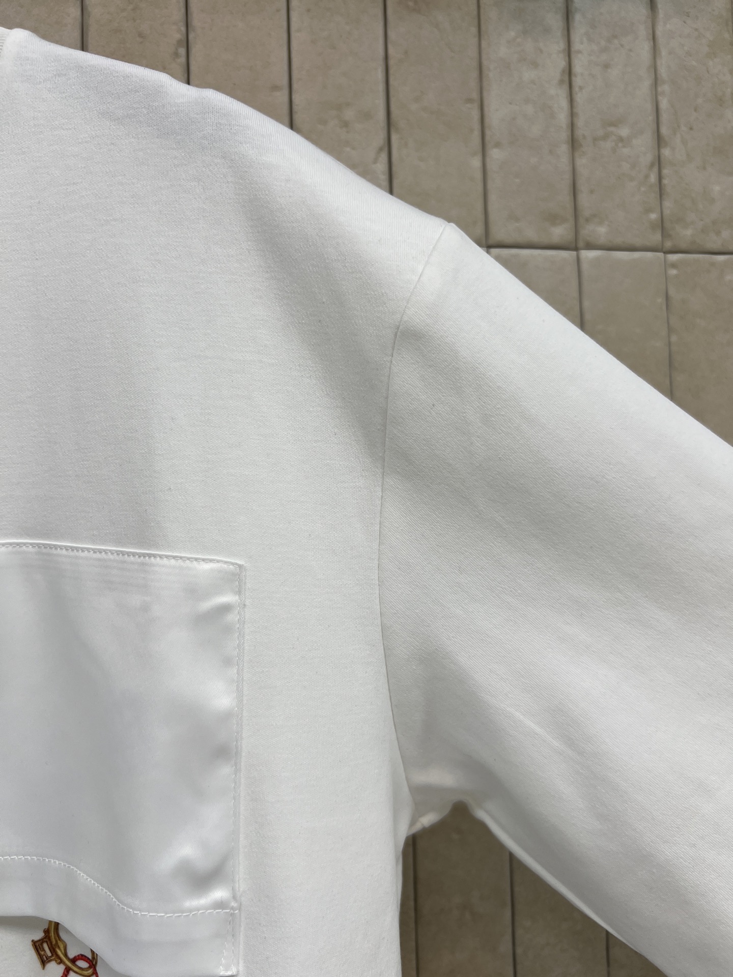 L家 26春夏新款 口袋印花T恤 棉料垂坠挺括不易变形 不对称口袋拼接设计+流苏印花 细节满分 宽松落肩