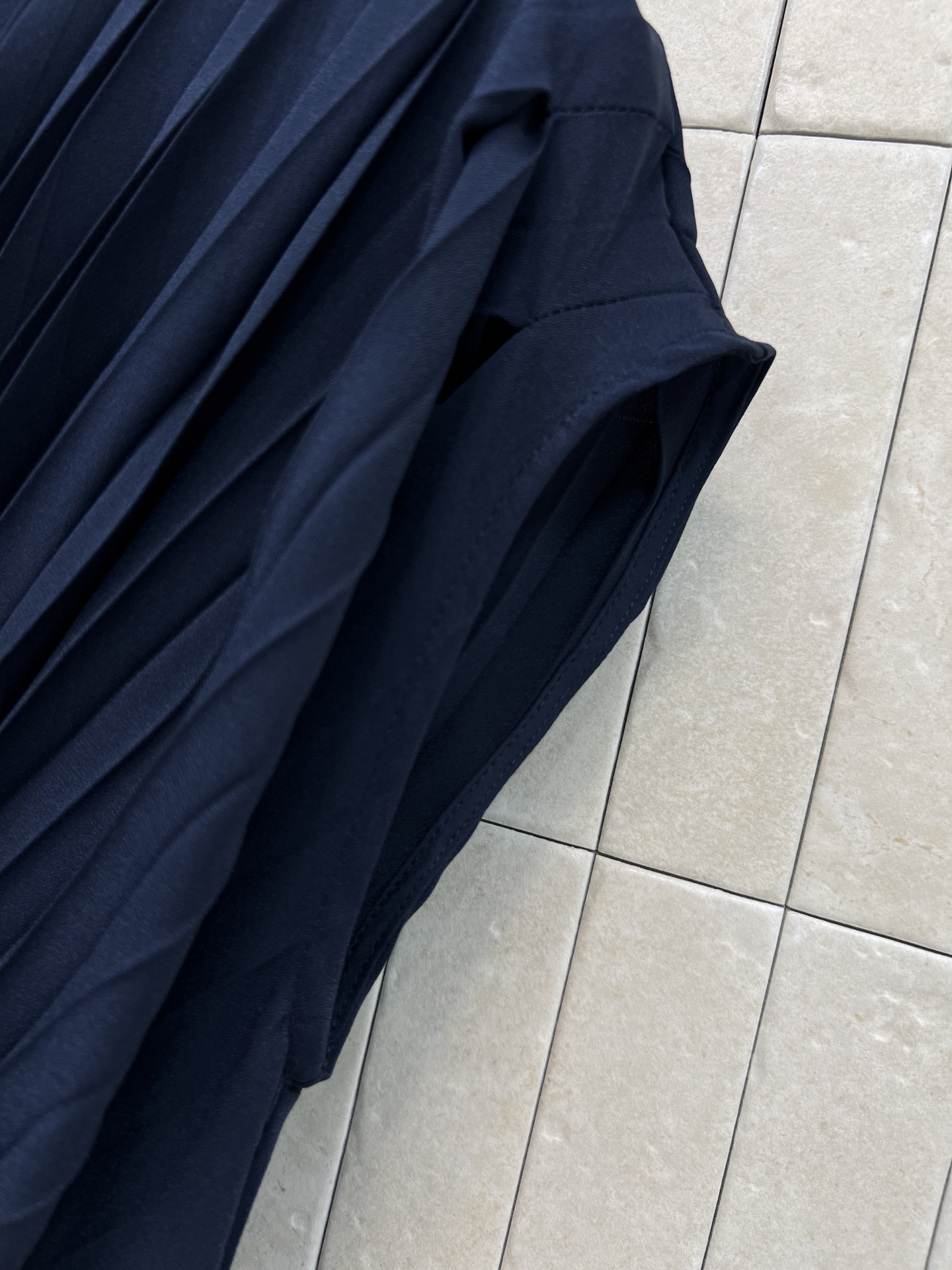 L家 26春夏新款 V领褶皱连衣裙 面料轻盈柔滑细腻 交叉V领设计修饰脖颈线条 腰间扭绳金属扣设计+无袖