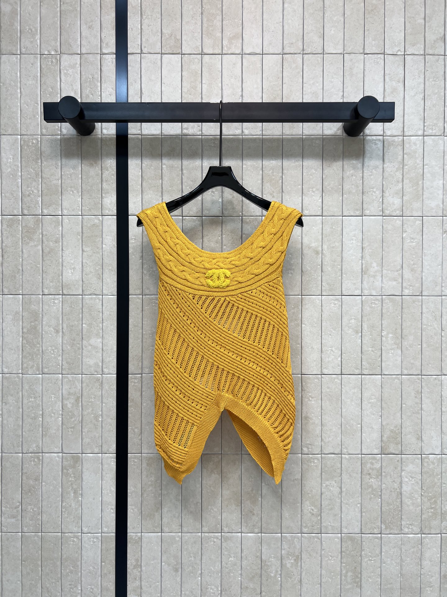 D家 26春夏新款 针织V领无袖背心 菱形镂空+立体提花纹理 设计感满满 面料透气又舒适 V领修饰颈部线