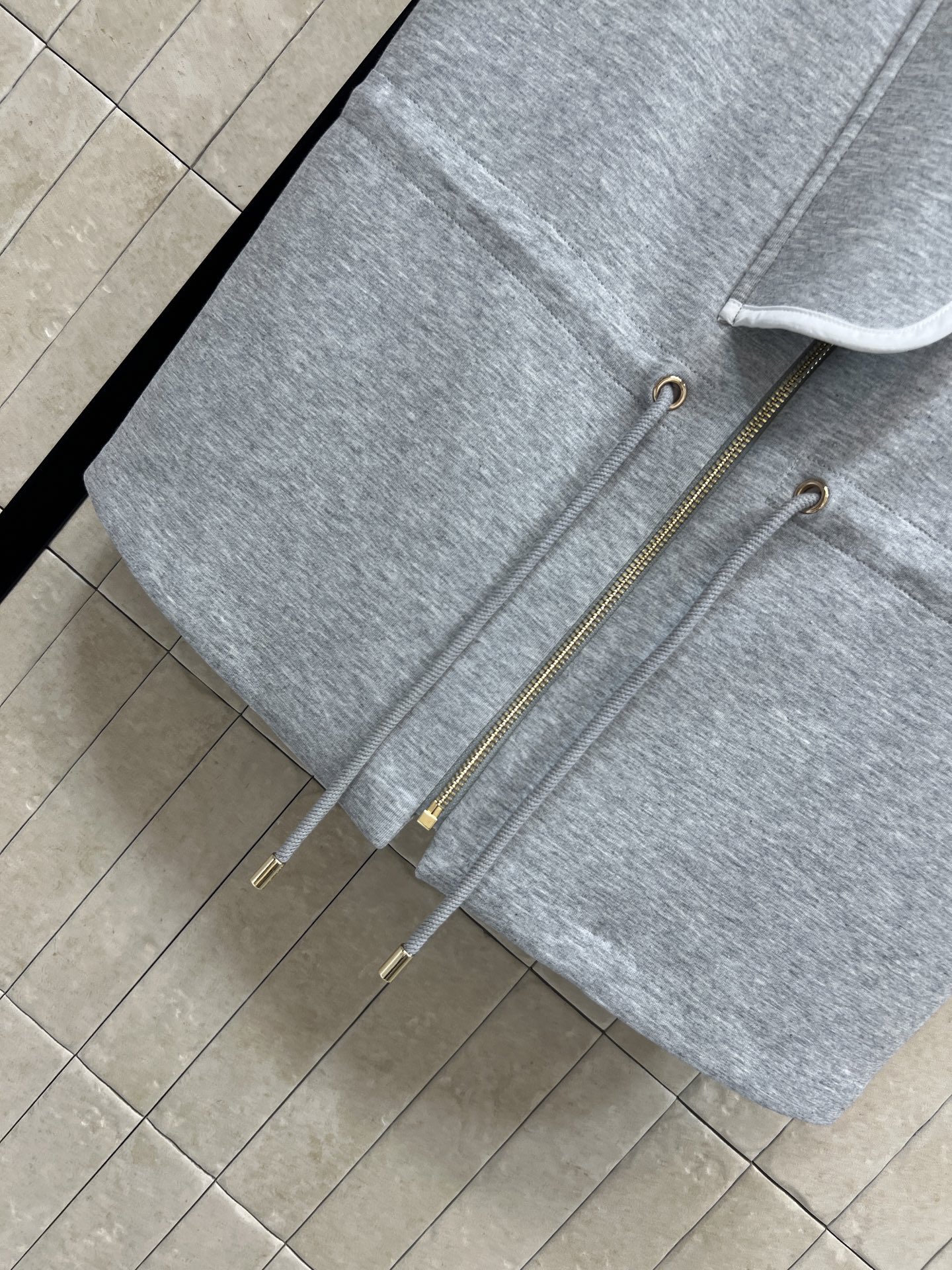 L家 26春夏新款 无袖抽绳马甲 立体棉面料 软糯有质感 上身挺括不软塌 不对称斜襟+金属扣设计 搭配腰