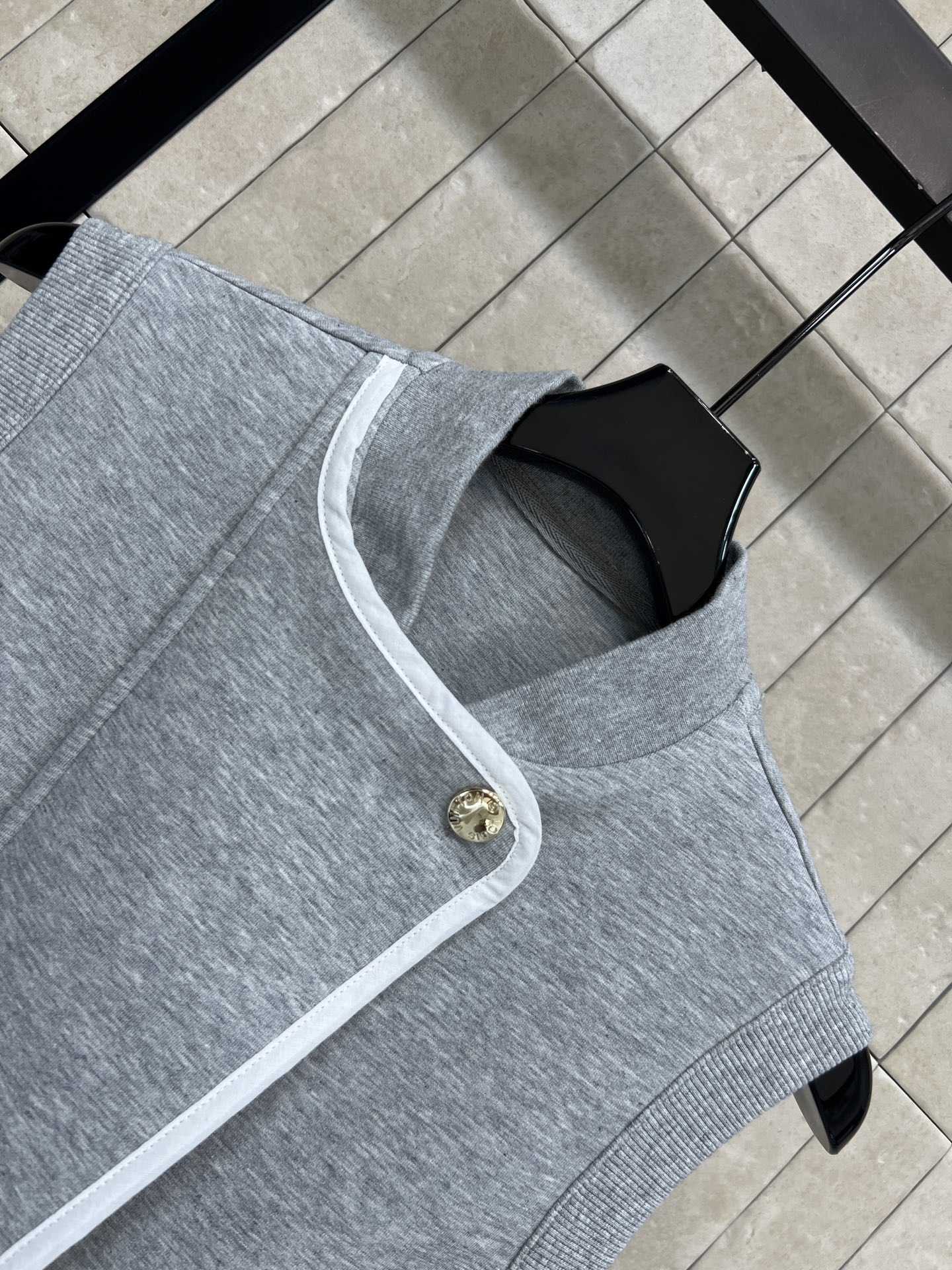 L家 26春夏新款 无袖抽绳马甲 立体棉面料 软糯有质感 上身挺括不软塌 不对称斜襟+金属扣设计 搭配腰