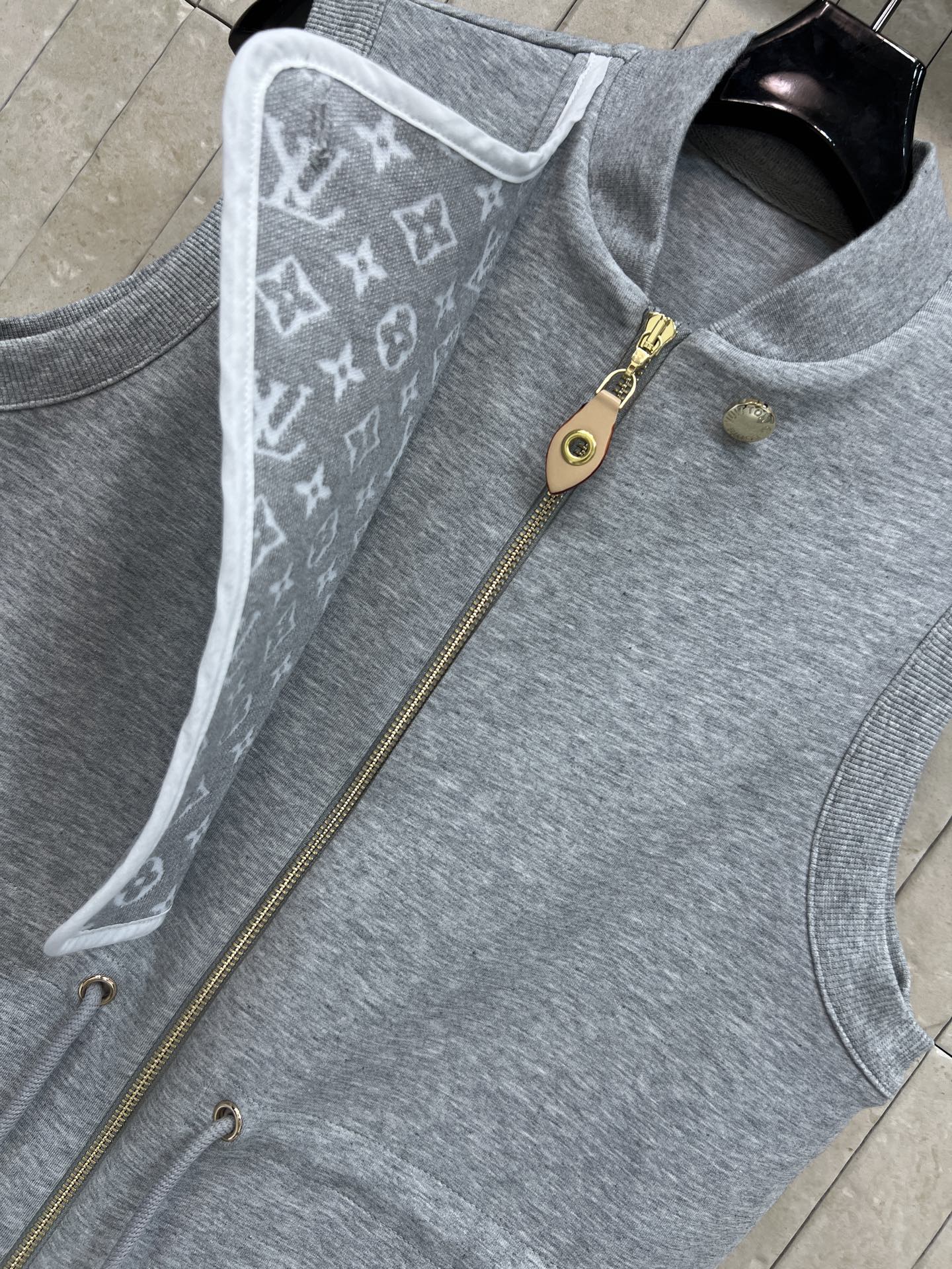 L家 26春夏新款 无袖抽绳马甲 立体棉面料 软糯有质感 上身挺括不软塌 不对称斜襟+金属扣设计 搭配腰