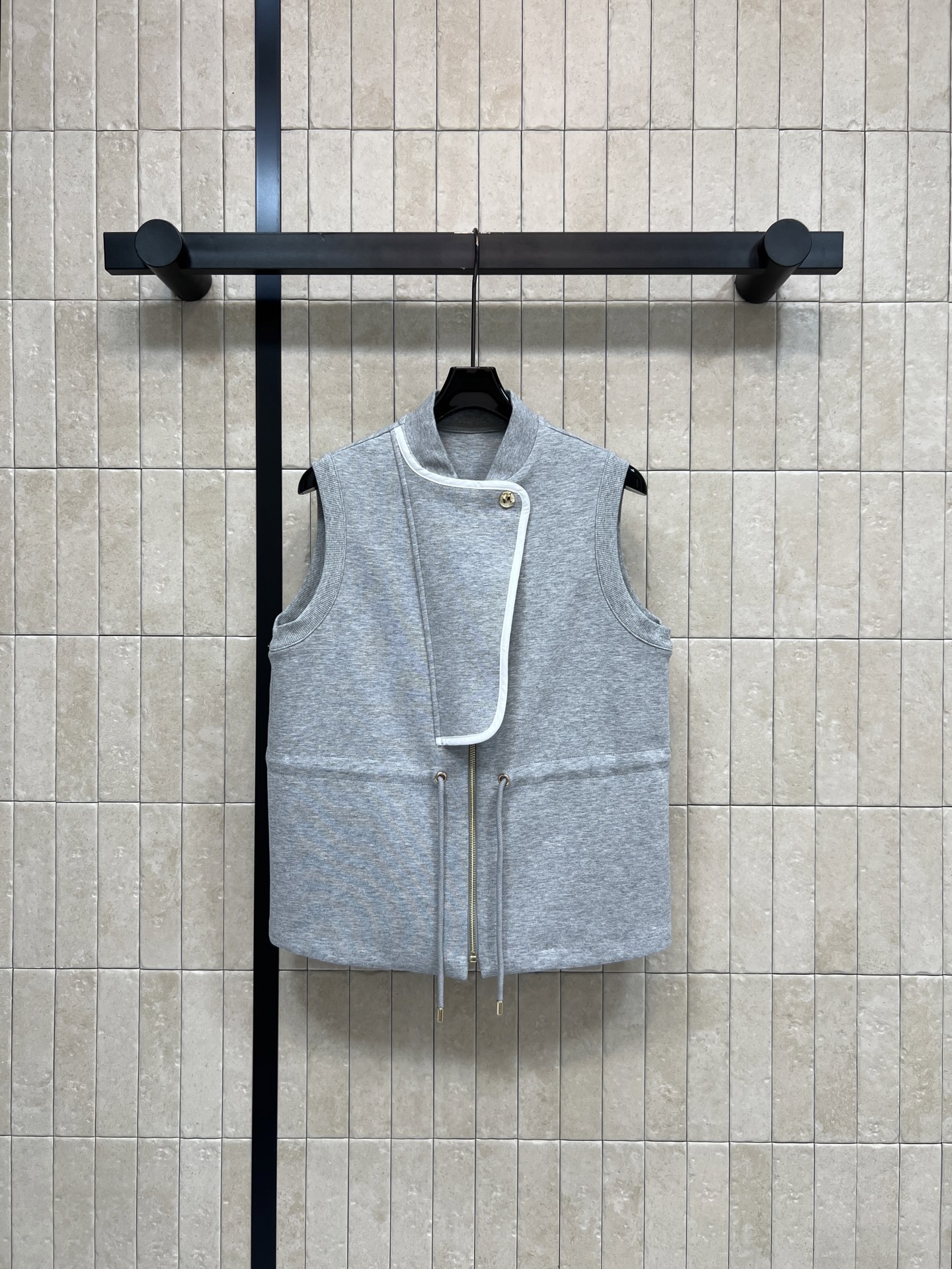 L家 26春夏新款 无袖抽绳马甲 立体棉面料 软糯有质感 上身挺括不软塌 不对称斜襟+金属扣设计 搭配腰