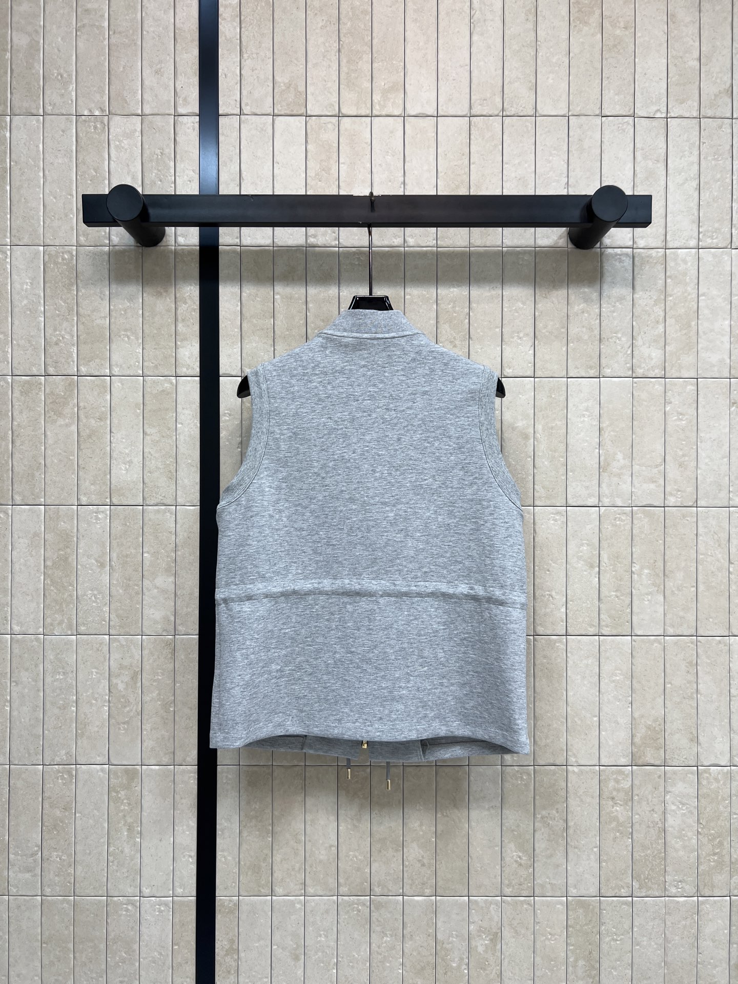 L家 26春夏新款 无袖抽绳马甲 立体棉面料 软糯有质感 上身挺括不软塌 不对称斜襟+金属扣设计 搭配腰