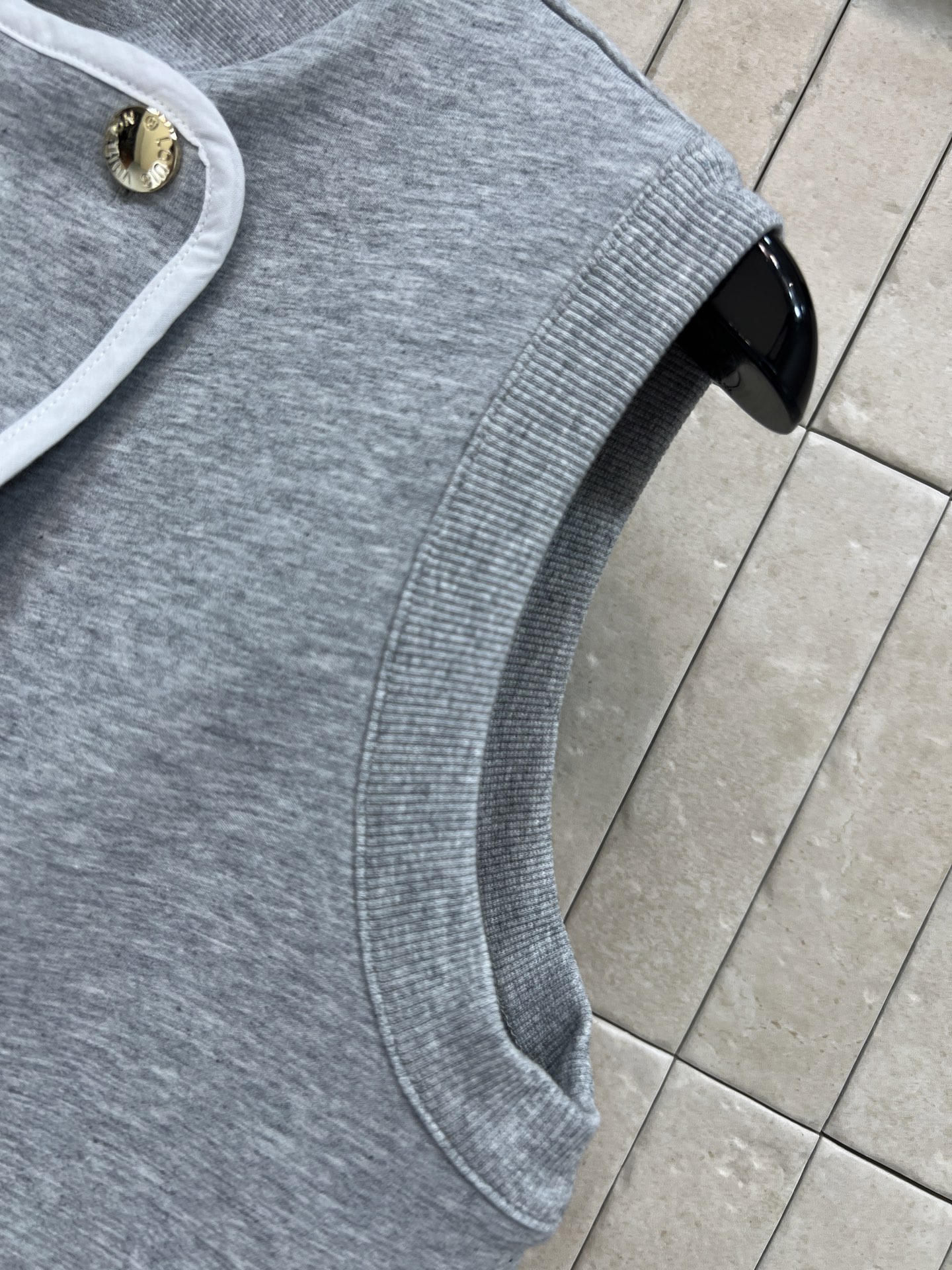 L家 26春夏新款 无袖抽绳马甲 立体棉面料 软糯有质感 上身挺括不软塌 不对称斜襟+金属扣设计 搭配腰