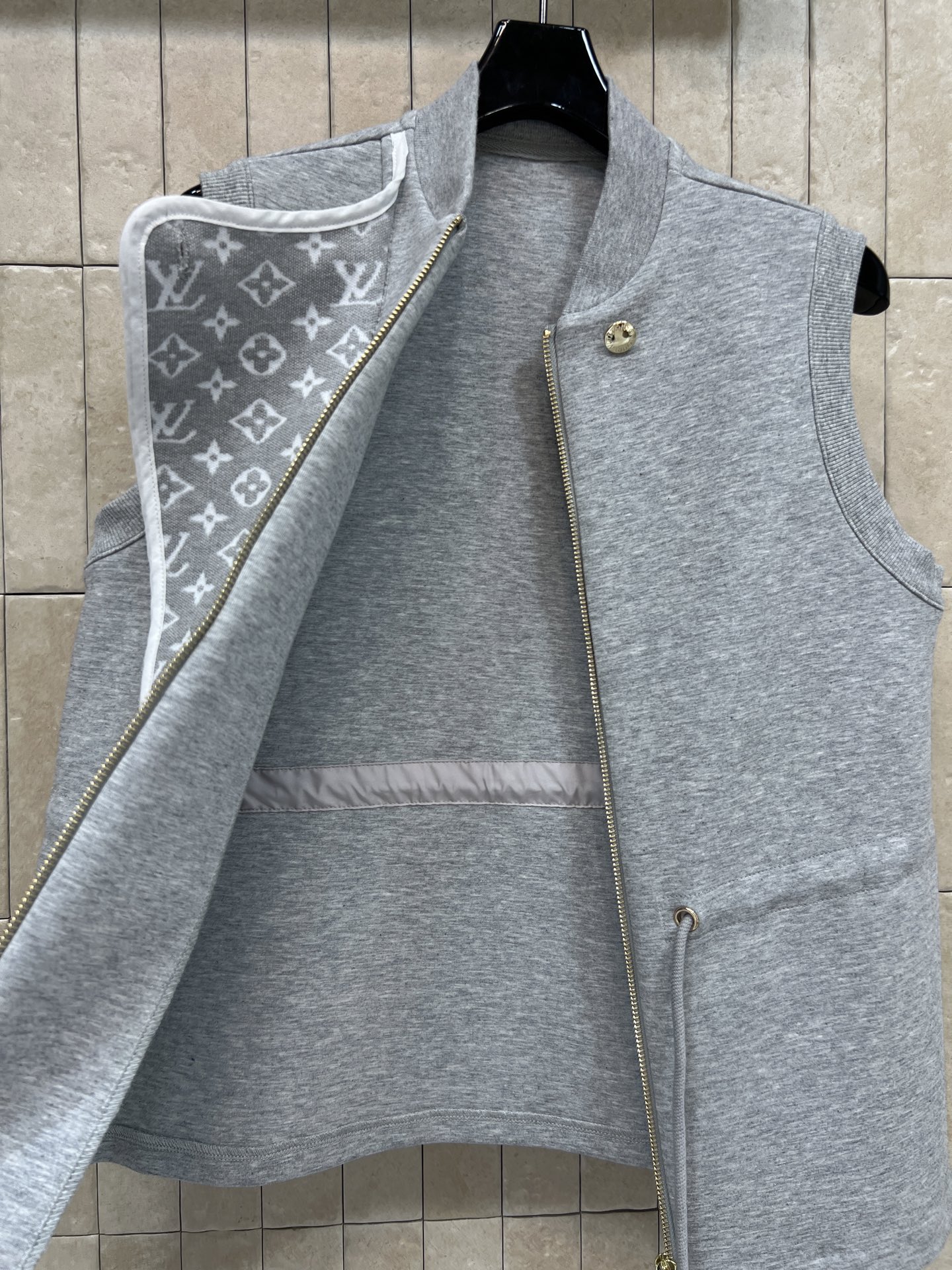 L家 26春夏新款 无袖抽绳马甲 立体棉面料 软糯有质感 上身挺括不软塌 不对称斜襟+金属扣设计 搭配腰