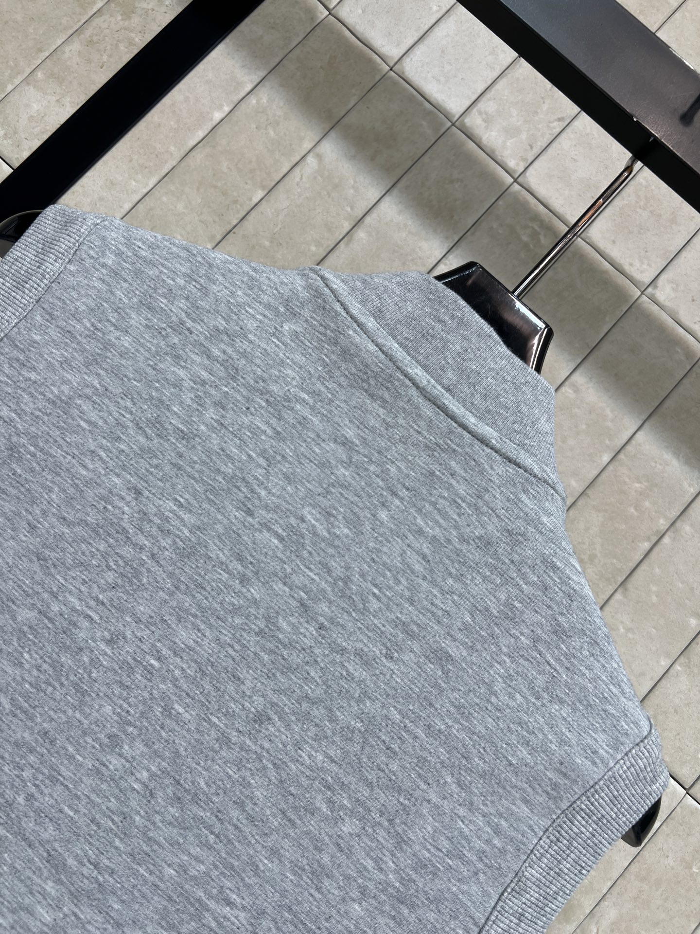 L家 26春夏新款 无袖抽绳马甲 立体棉面料 软糯有质感 上身挺括不软塌 不对称斜襟+金属扣设计 搭配腰