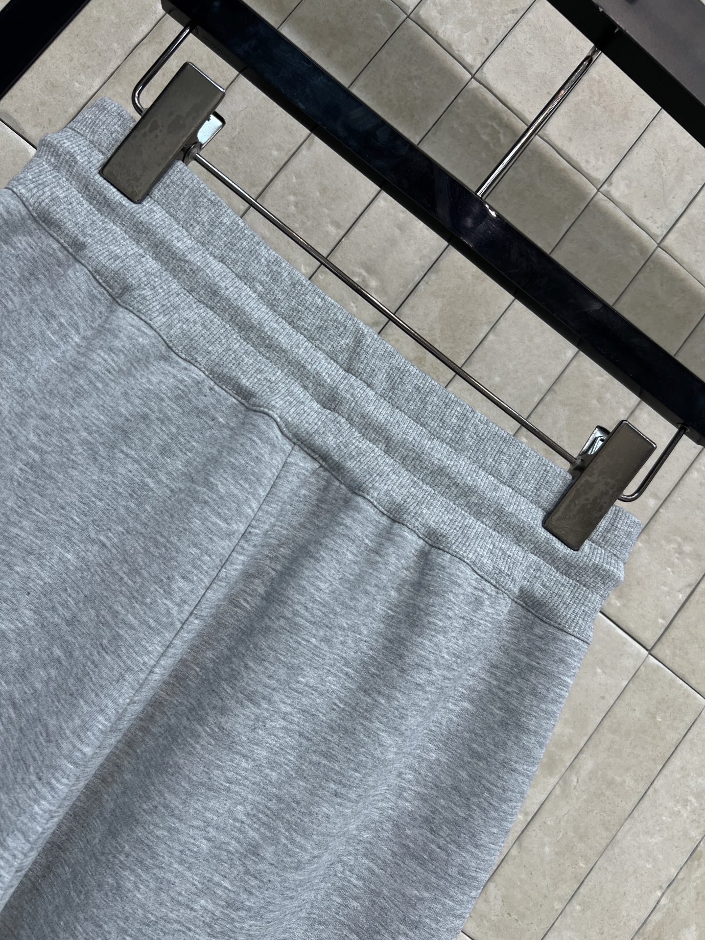 L家 26春夏新款 抽绳阔腿束脚裤 柔软棉质面料 穿着超舒适 宽松版型+抽绳松紧腰 适合各种身材 裤腿侧