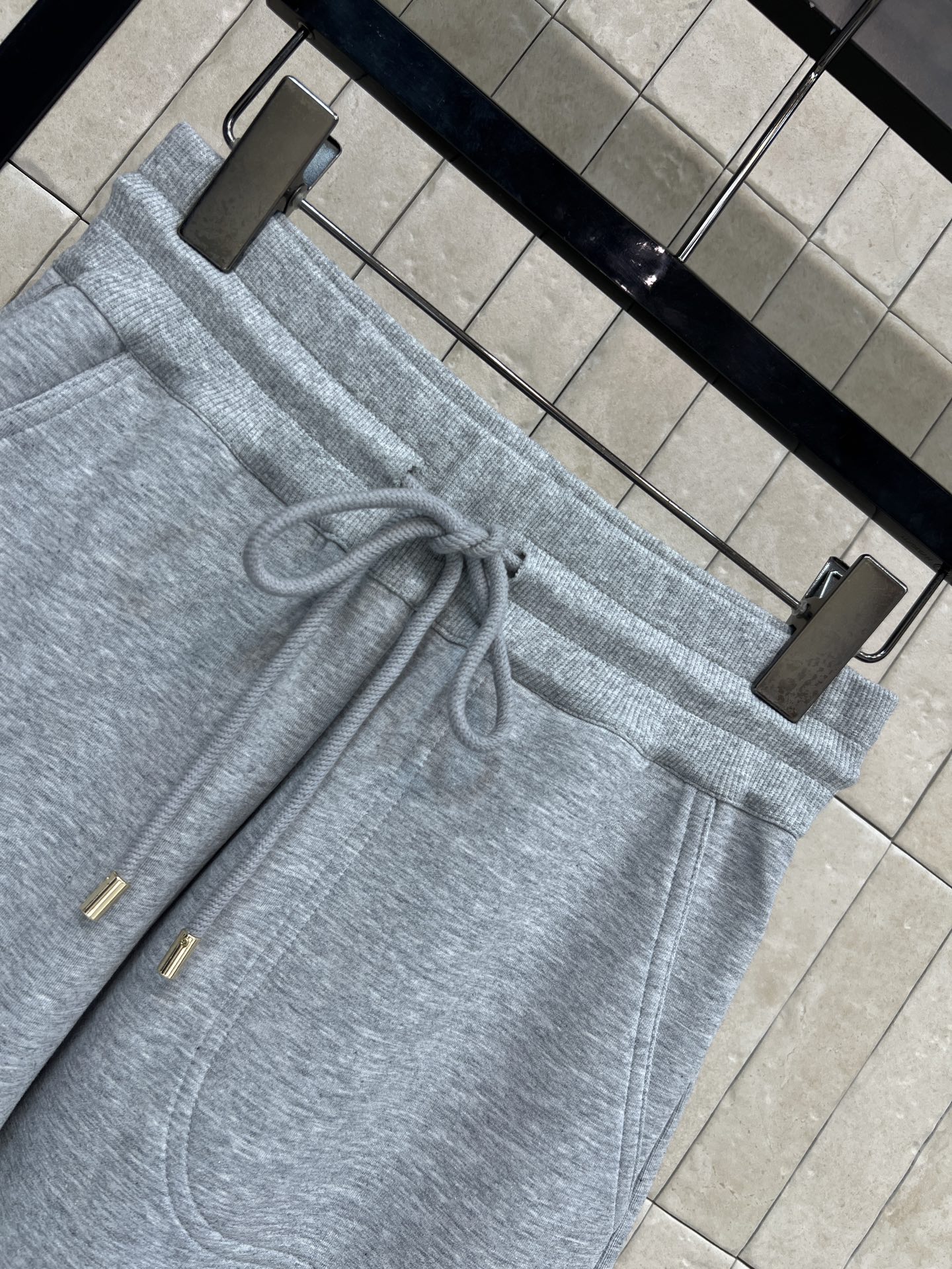 L家 26春夏新款 抽绳阔腿束脚裤 柔软棉质面料 穿着超舒适 宽松版型+抽绳松紧腰 适合各种身材 裤腿侧