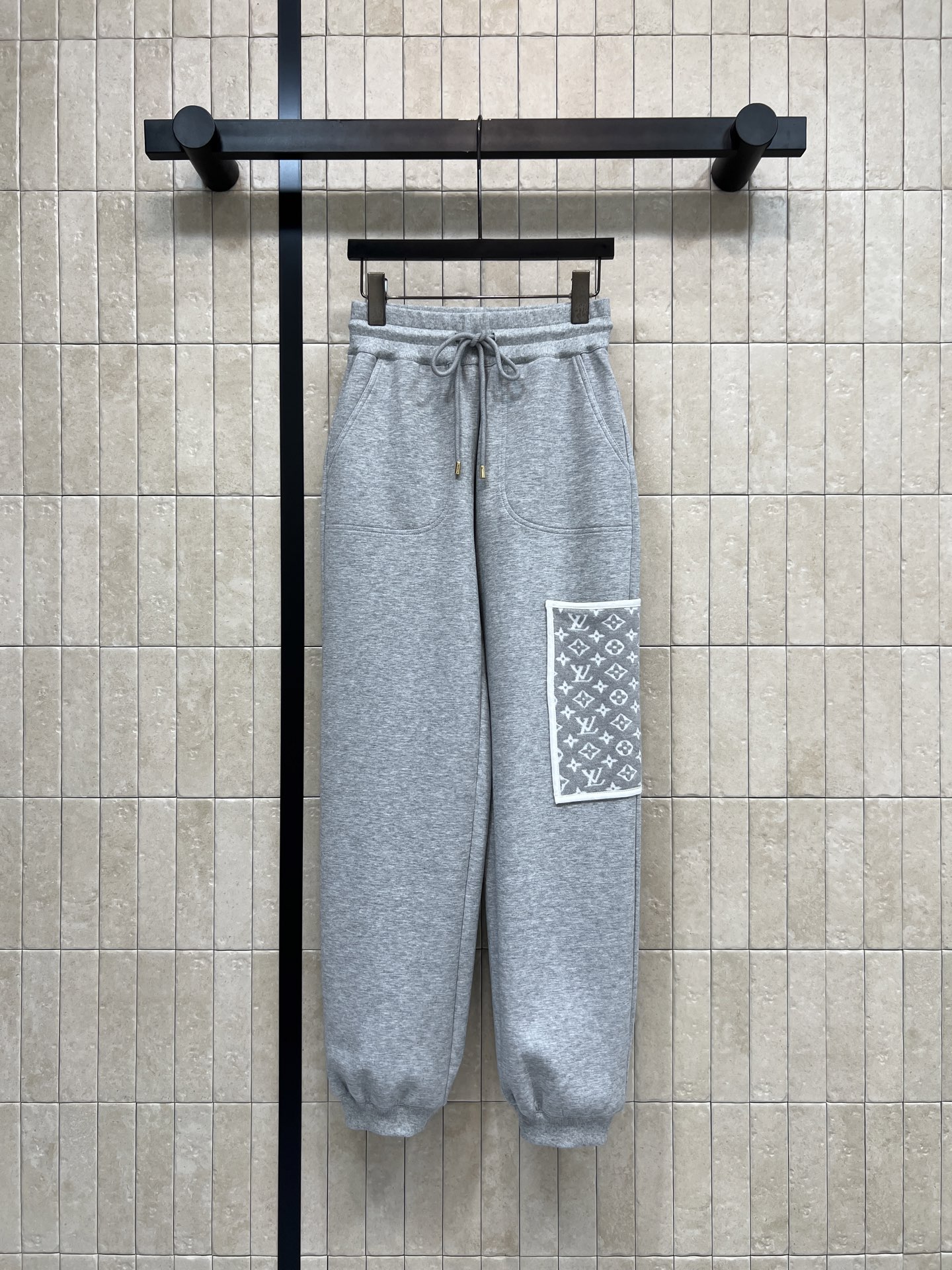 L家 26春夏新款 抽绳阔腿束脚裤 柔软棉质面料 穿着超舒适 宽松版型+抽绳松紧腰 适合各种身材 裤腿侧