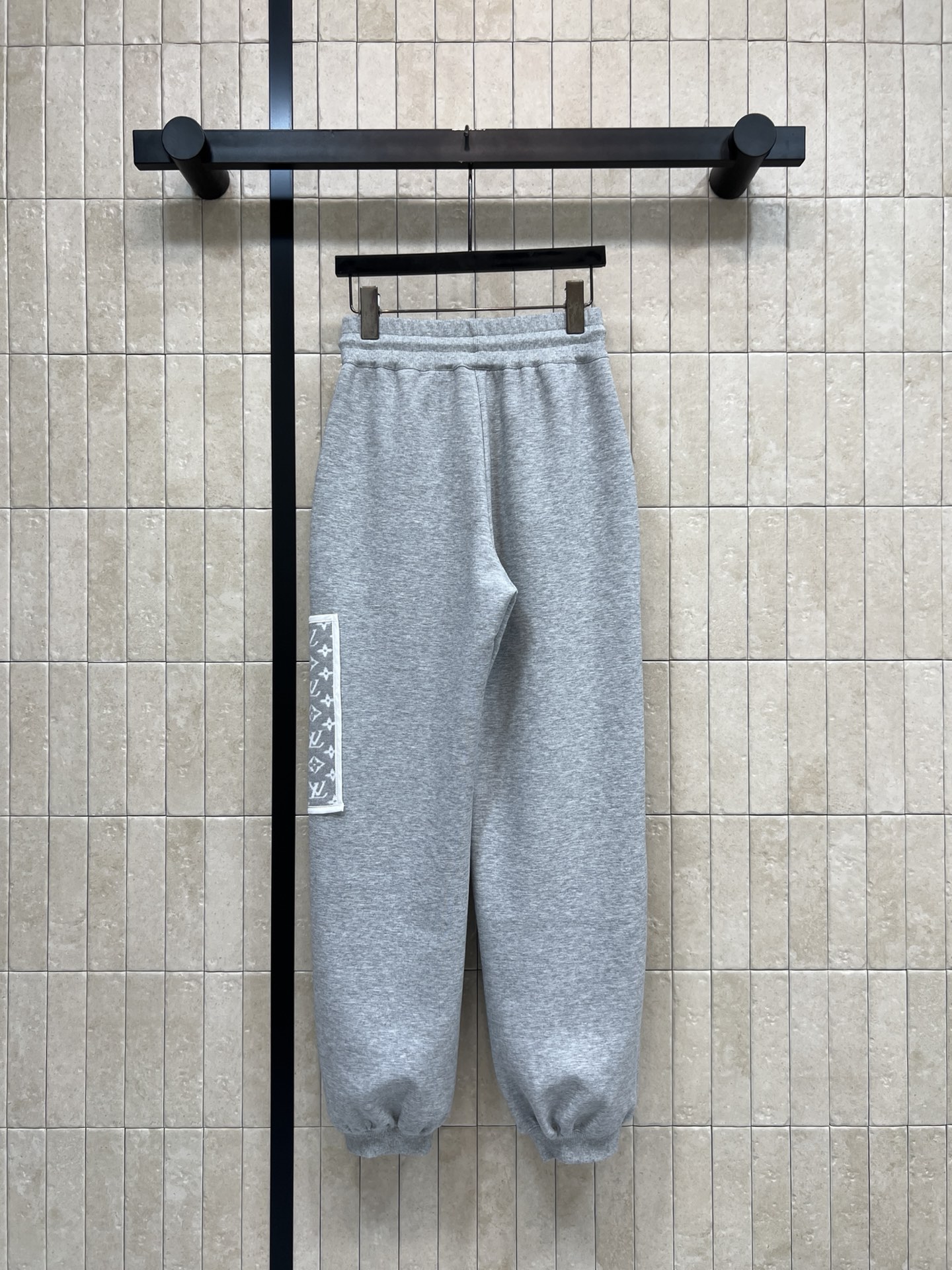 L家 26春夏新款 抽绳阔腿束脚裤 柔软棉质面料 穿着超舒适 宽松版型+抽绳松紧腰 适合各种身材 裤腿侧