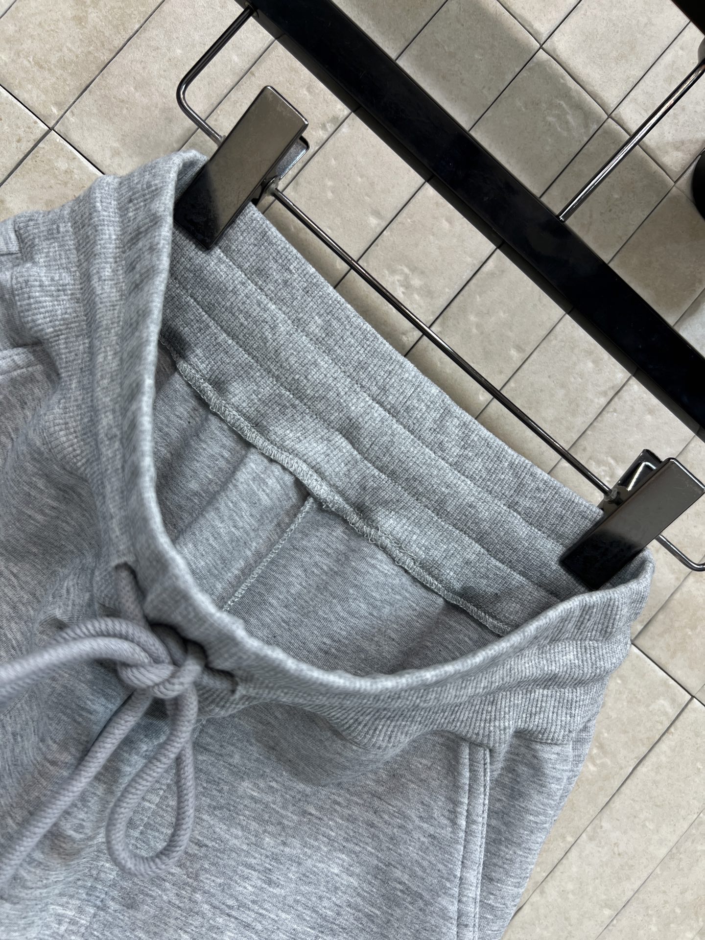 L家 26春夏新款 抽绳阔腿束脚裤 柔软棉质面料 穿着超舒适 宽松版型+抽绳松紧腰 适合各种身材 裤腿侧