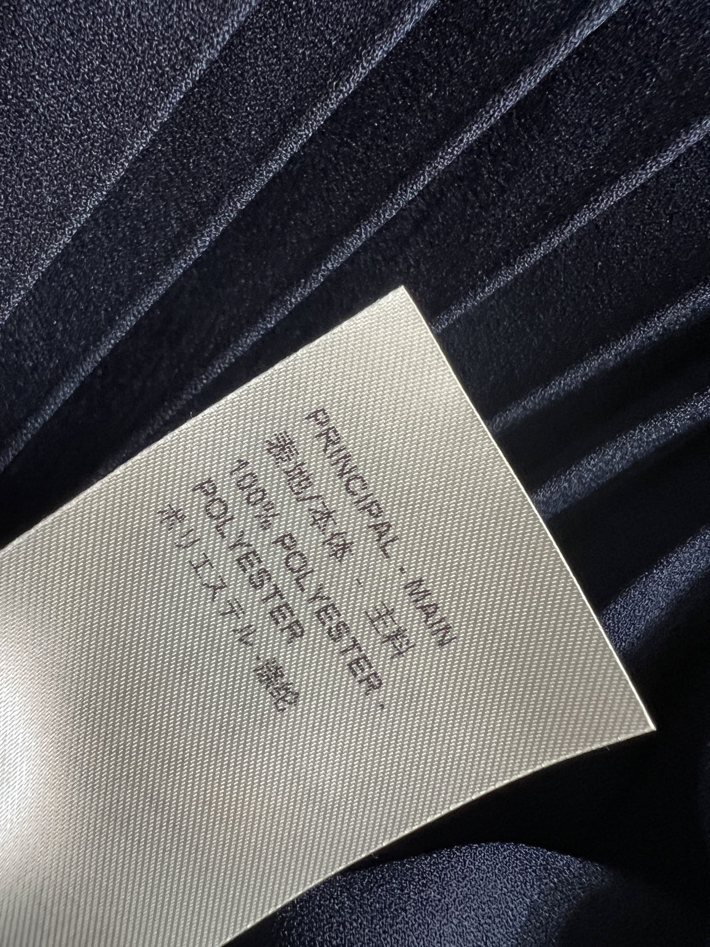 L家 26春夏新款 V领褶皱连衣裙 面料轻盈柔滑细腻 交叉V领设计修饰脖颈线条 腰间扭绳金属扣设计+无袖