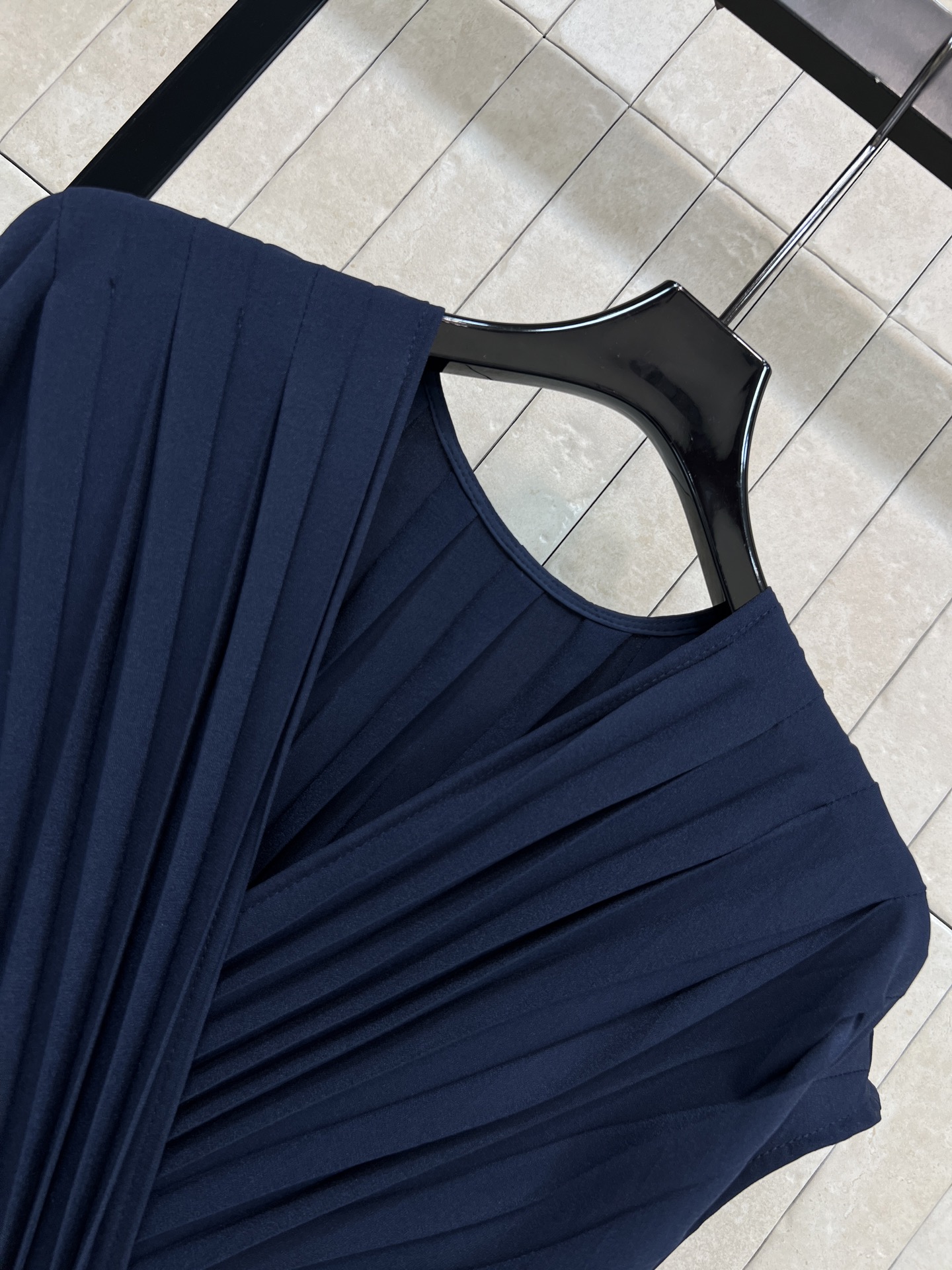 L家 26春夏新款 V领褶皱连衣裙 面料轻盈柔滑细腻 交叉V领设计修饰脖颈线条 腰间扭绳金属扣设计+无袖