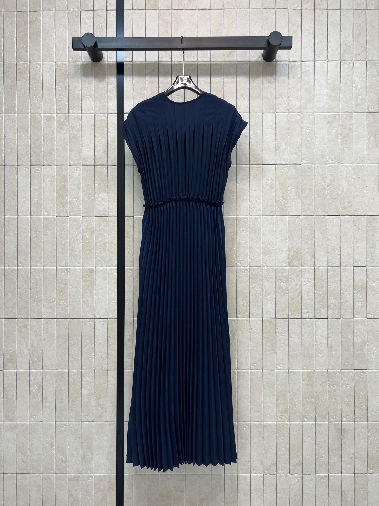 L家 26春夏新款 V领褶皱连衣裙 面料轻盈柔滑细腻 交叉V领设计修饰脖颈线条 腰间扭绳金属扣设计+无袖