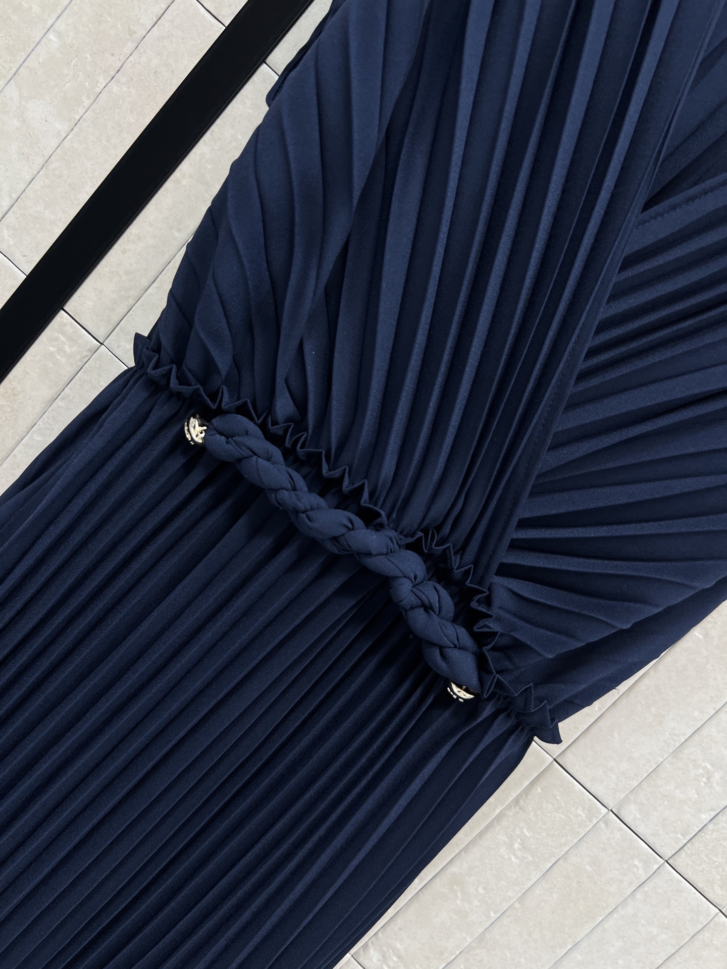 L家 26春夏新款 V领褶皱连衣裙 面料轻盈柔滑细腻 交叉V领设计修饰脖颈线条 腰间扭绳金属扣设计+无袖