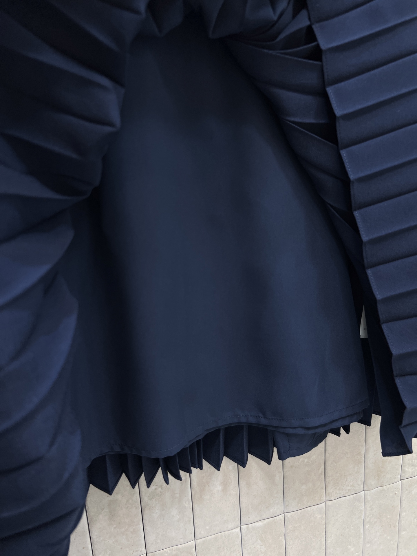 L家 26春夏新款 V领褶皱连衣裙 面料轻盈柔滑细腻 交叉V领设计修饰脖颈线条 腰间扭绳金属扣设计+无袖