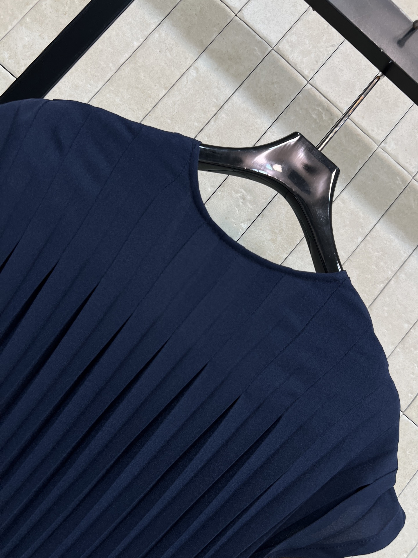 L家 26春夏新款 V领褶皱连衣裙 面料轻盈柔滑细腻 交叉V领设计修饰脖颈线条 腰间扭绳金属扣设计+无袖