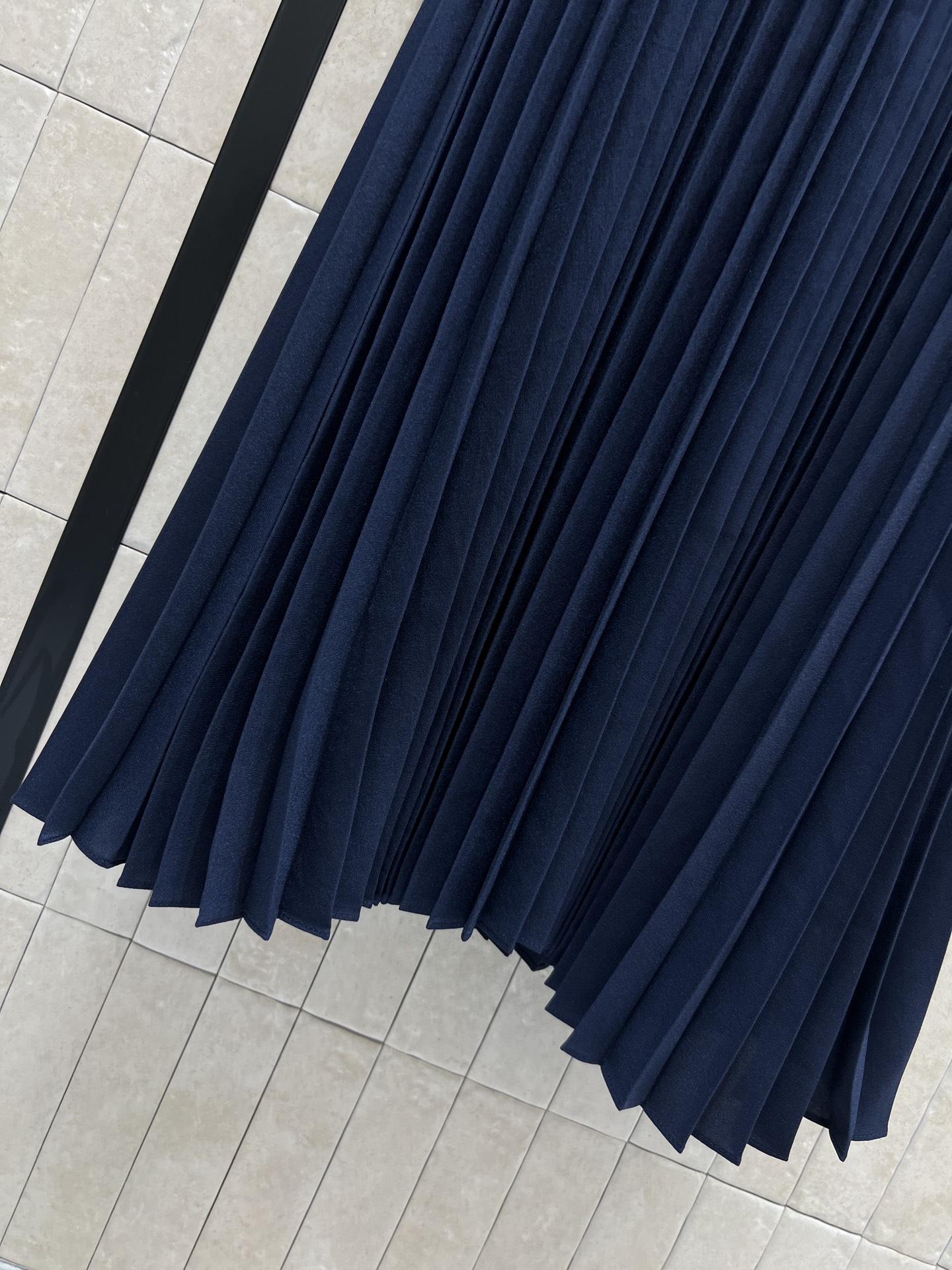 L家 26春夏新款 V领褶皱连衣裙 面料轻盈柔滑细腻 交叉V领设计修饰脖颈线条 腰间扭绳金属扣设计+无袖