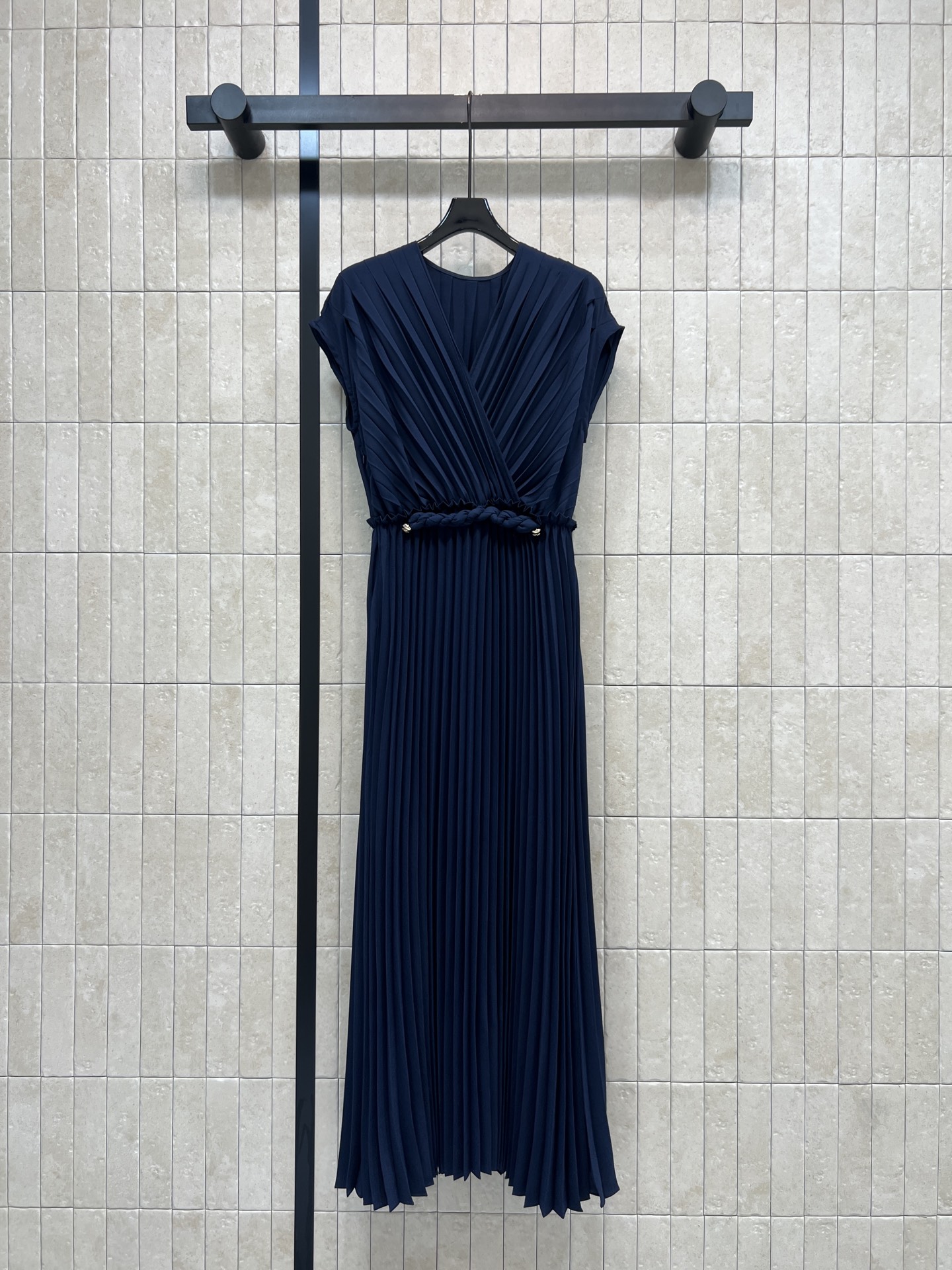 L家 26春夏新款 V领褶皱连衣裙 面料轻盈柔滑细腻 交叉V领设计修饰脖颈线条 腰间扭绳金属扣设计+无袖