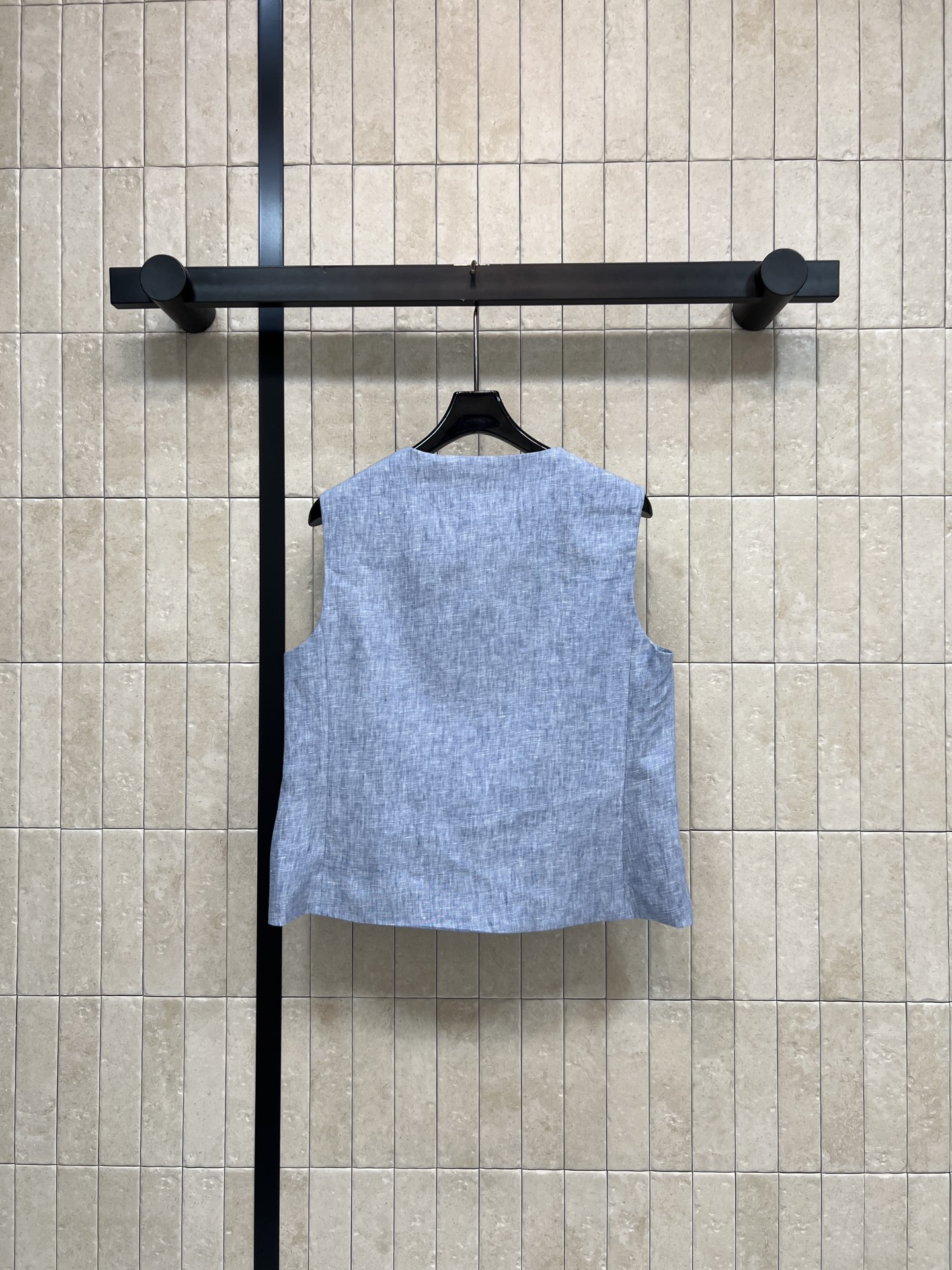 26春夏新款 亚麻无袖上衣 采用纯亚麻面料 触感柔软透气 春夏穿超舒服 无袖圆领+深色纽扣 简约又高级 