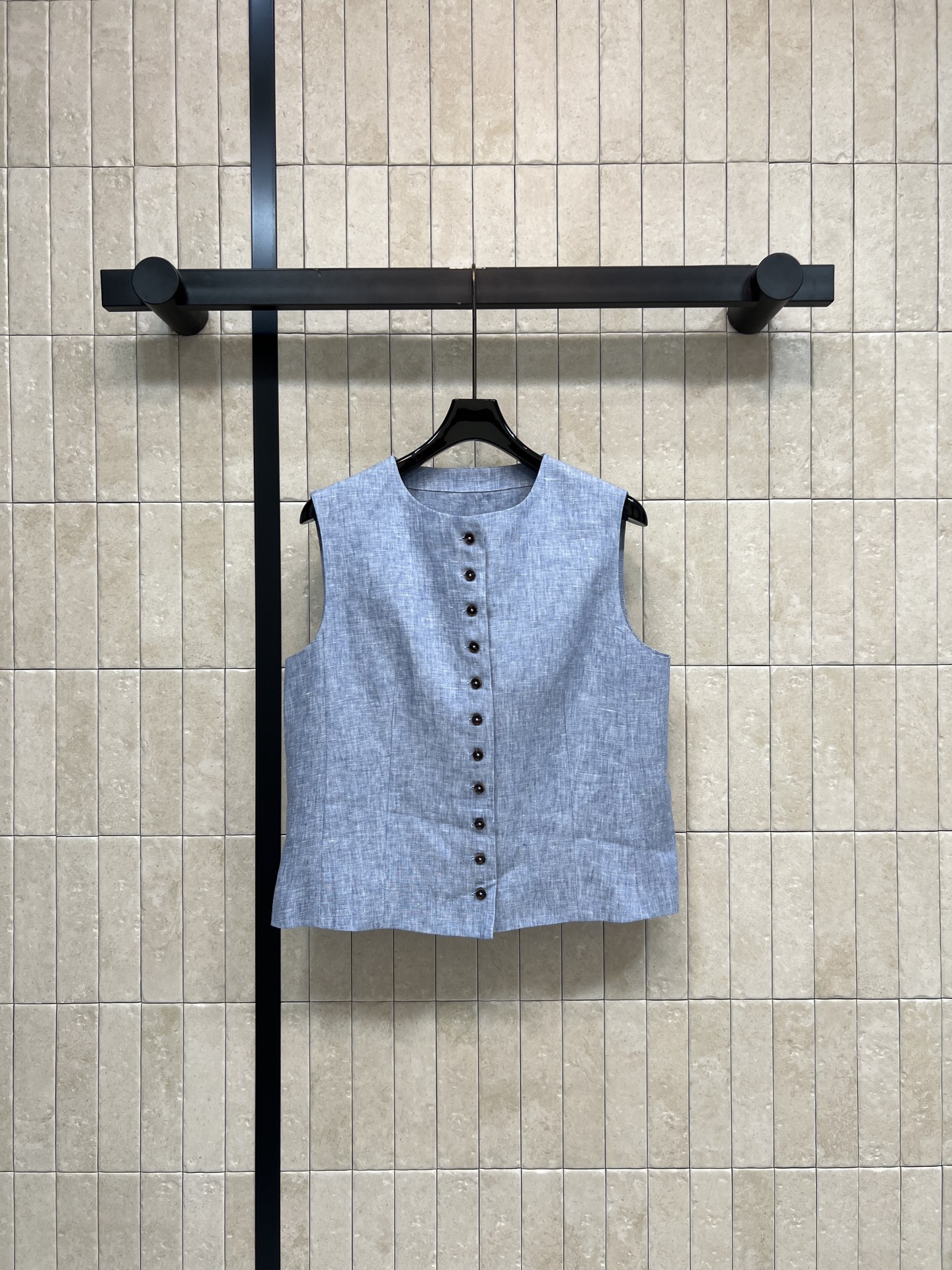 26春夏新款 亚麻无袖上衣 采用纯亚麻面料 触感柔软透气 春夏穿超舒服 无袖圆领+深色纽扣 简约又高级 