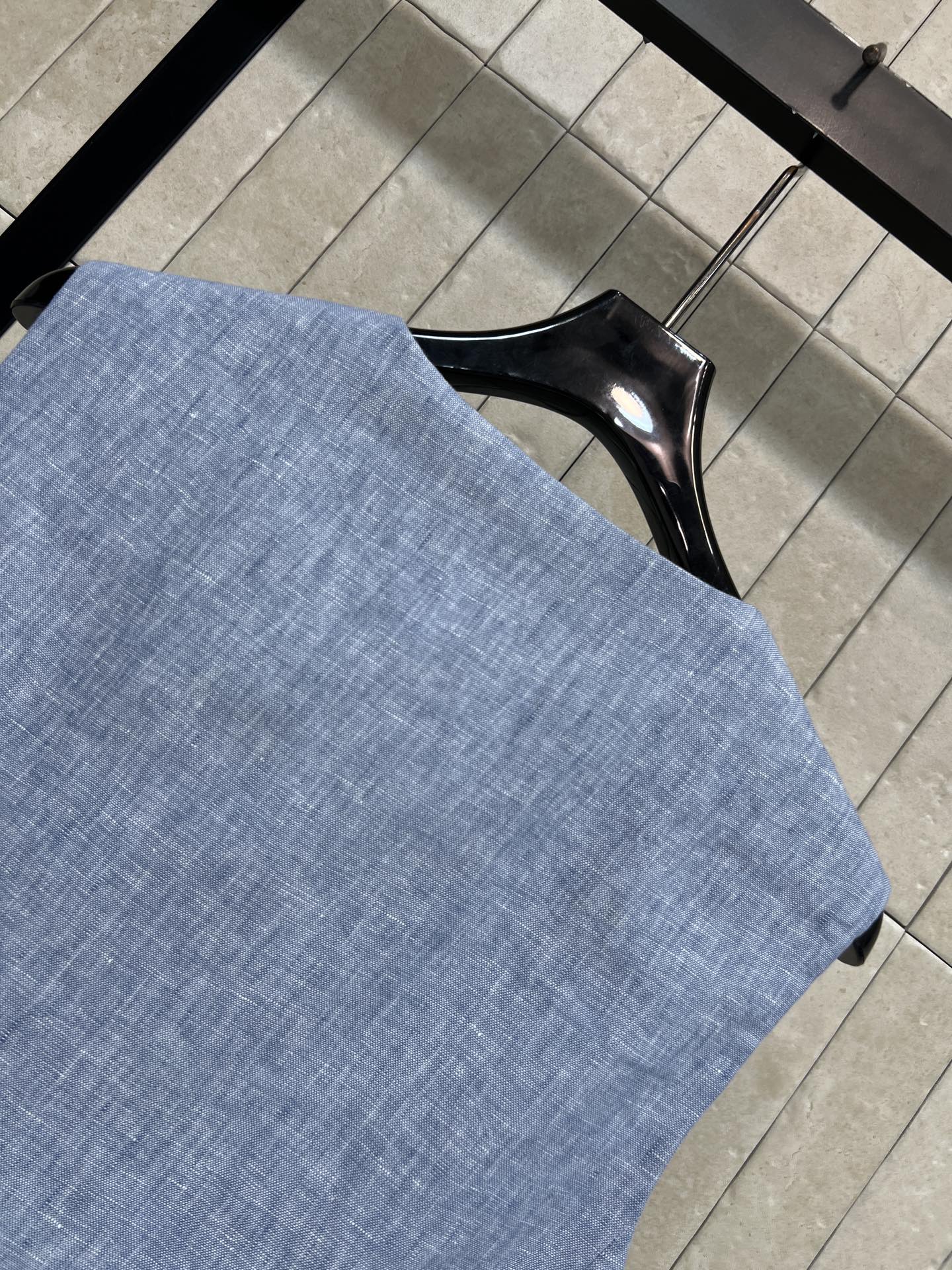 26春夏新款 亚麻无袖上衣 采用纯亚麻面料 触感柔软透气 春夏穿超舒服 无袖圆领+深色纽扣 简约又高级 