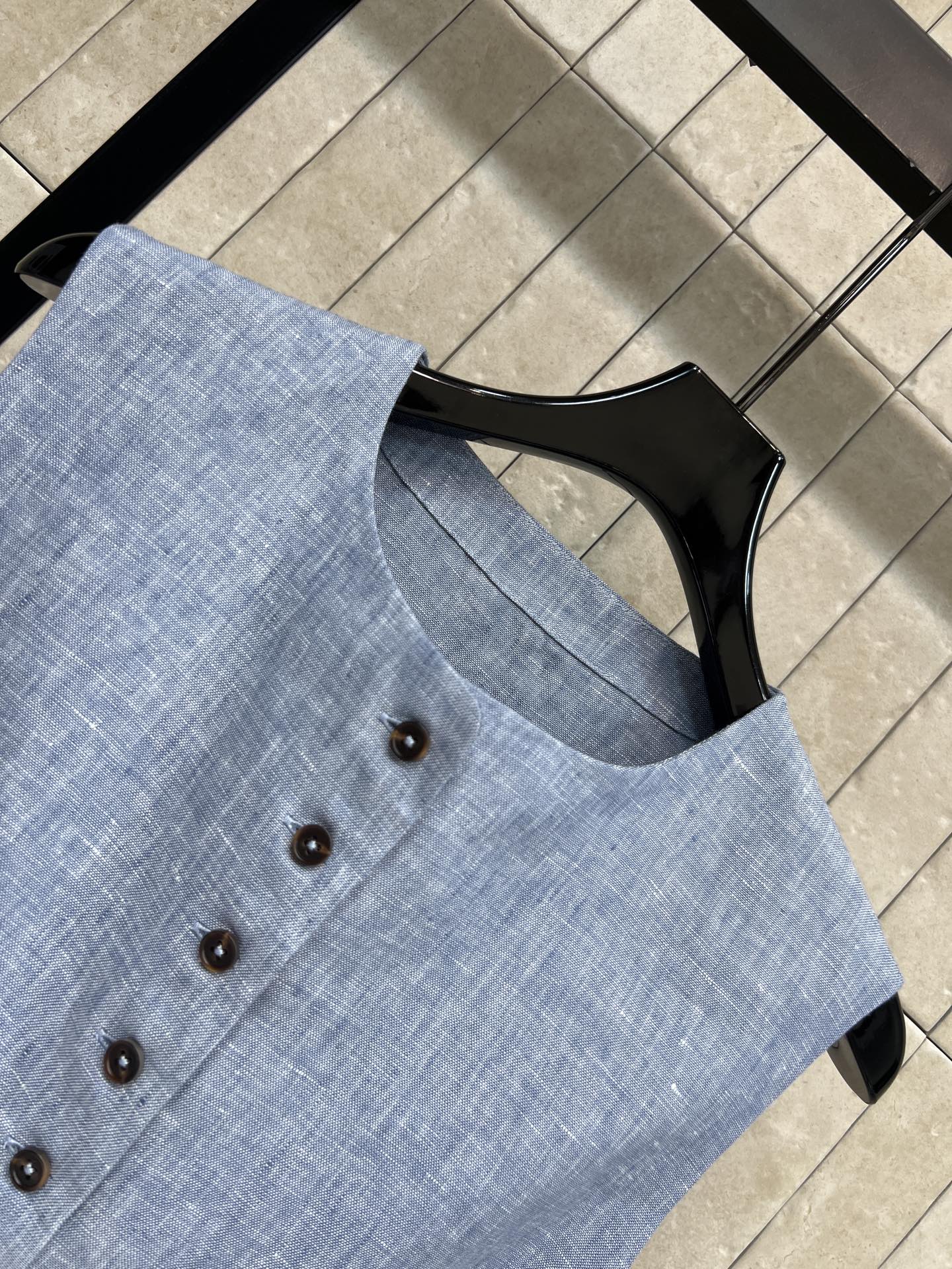 26春夏新款 亚麻无袖上衣 采用纯亚麻面料 触感柔软透气 春夏穿超舒服 无袖圆领+深色纽扣 简约又高级 