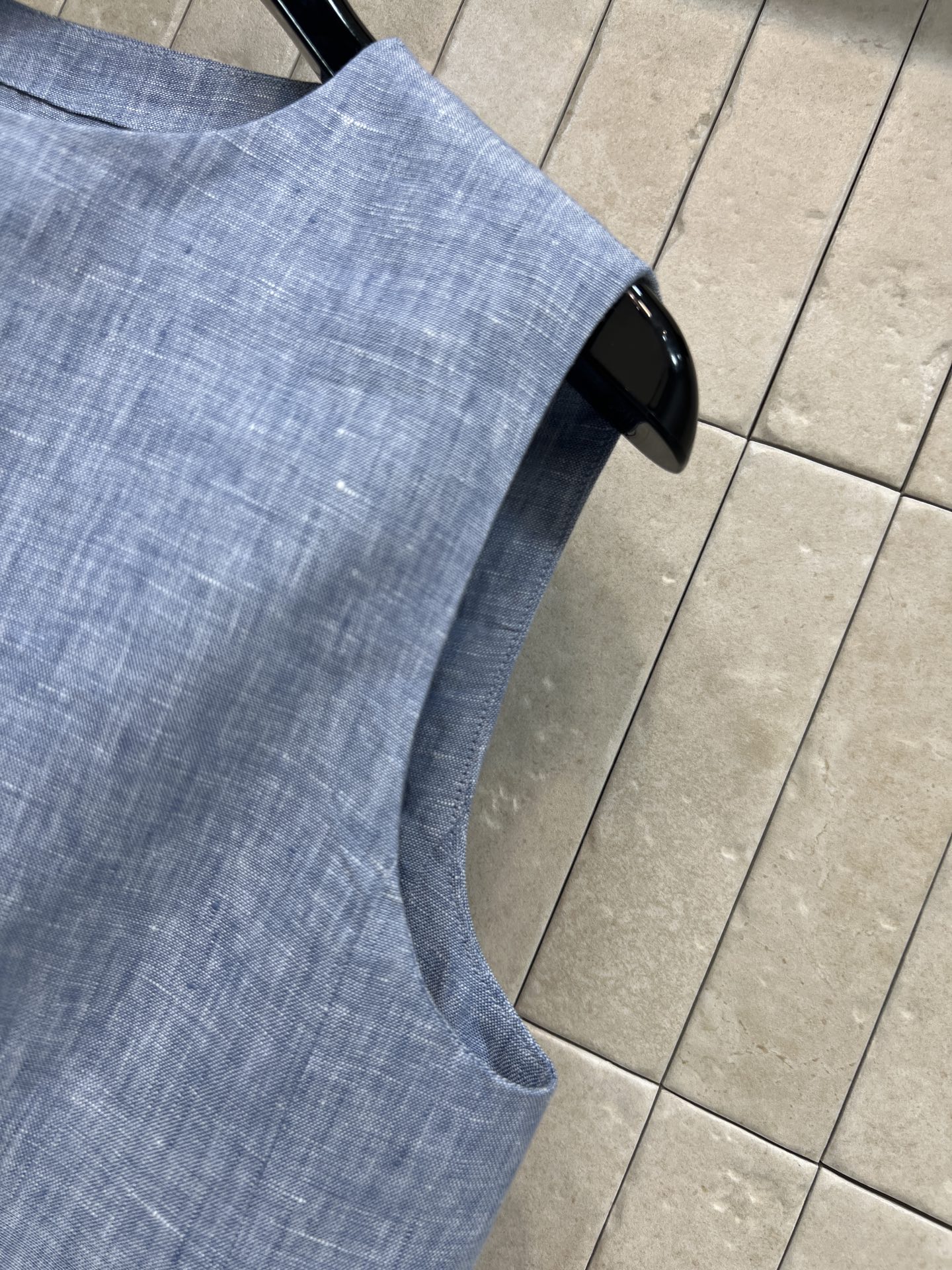 26春夏新款 亚麻无袖上衣 采用纯亚麻面料 触感柔软透气 春夏穿超舒服 无袖圆领+深色纽扣 简约又高级 