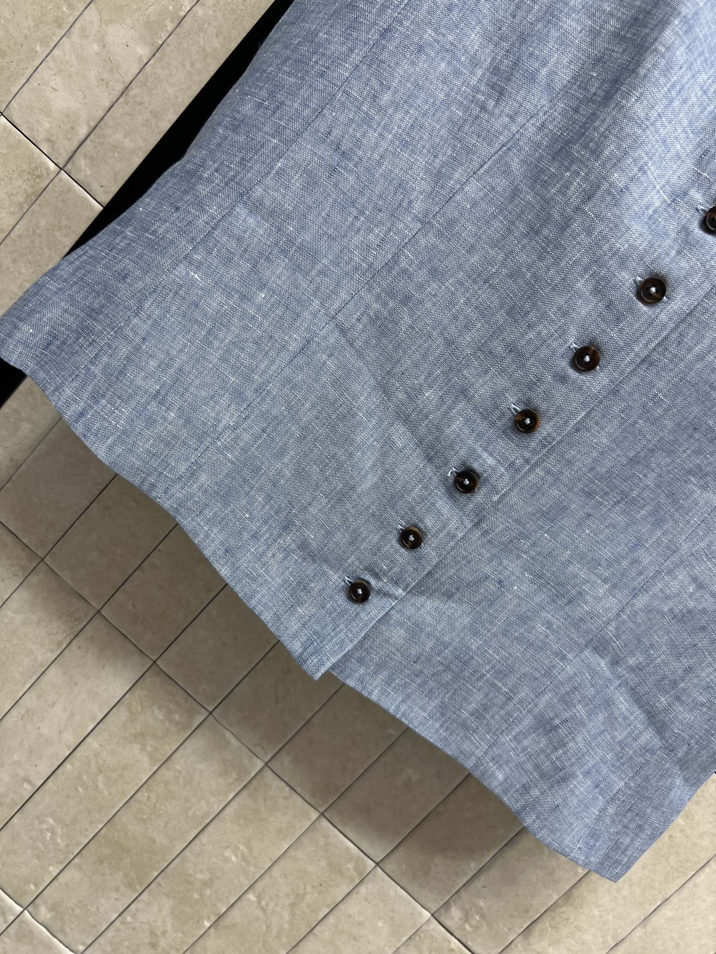 26春夏新款 亚麻无袖上衣 采用纯亚麻面料 触感柔软透气 春夏穿超舒服 无袖圆领+深色纽扣 简约又高级 