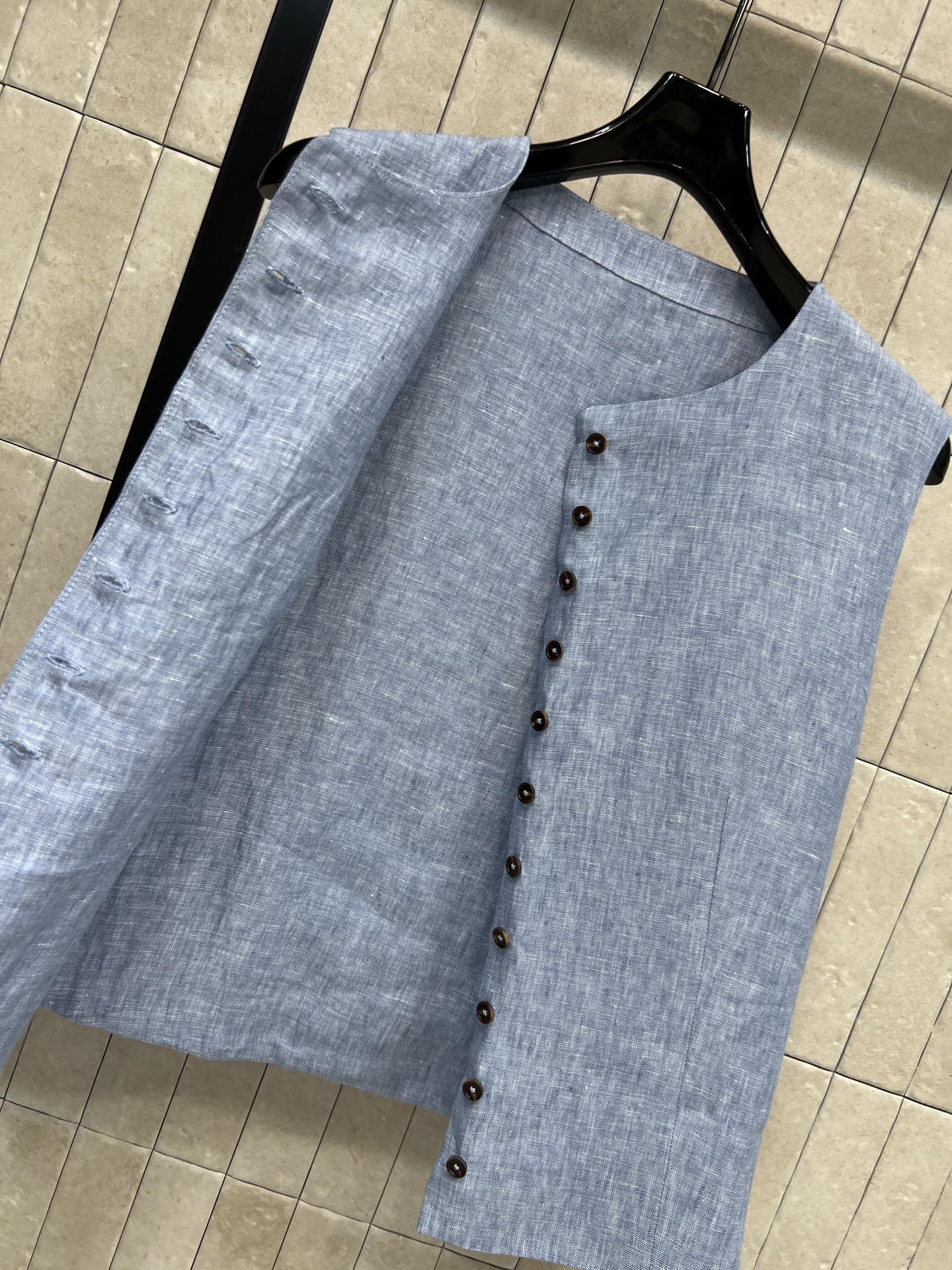 26春夏新款 亚麻无袖上衣 采用纯亚麻面料 触感柔软透气 春夏穿超舒服 无袖圆领+深色纽扣 简约又高级 