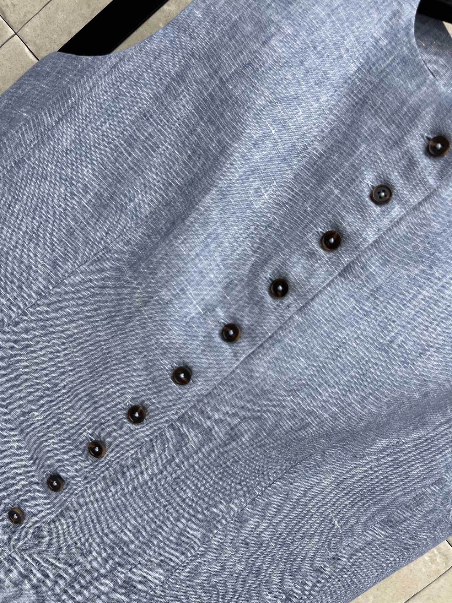 26春夏新款 亚麻无袖上衣 采用纯亚麻面料 触感柔软透气 春夏穿超舒服 无袖圆领+深色纽扣 简约又高级 