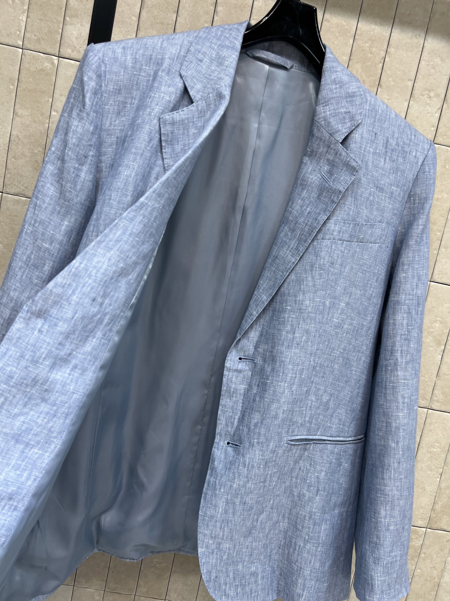 26春夏新款 亚麻西装外套 采用纯亚麻面料轻薄透气 V领+两粒扣设计 简约又高级 微宽松松弛廓形包容各种