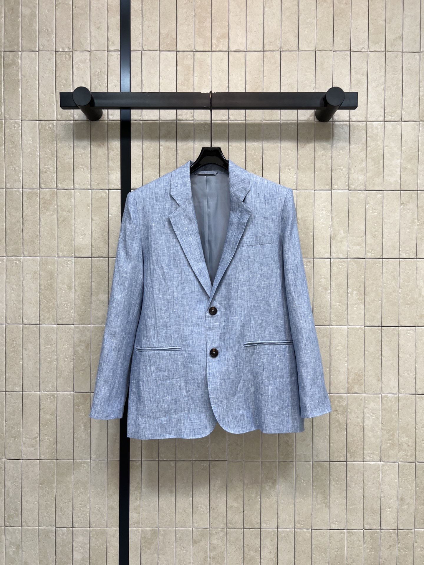 26春夏新款 亚麻西装外套 采用纯亚麻面料轻薄透气 V领+两粒扣设计 简约又高级 微宽松松弛廓形包容各种