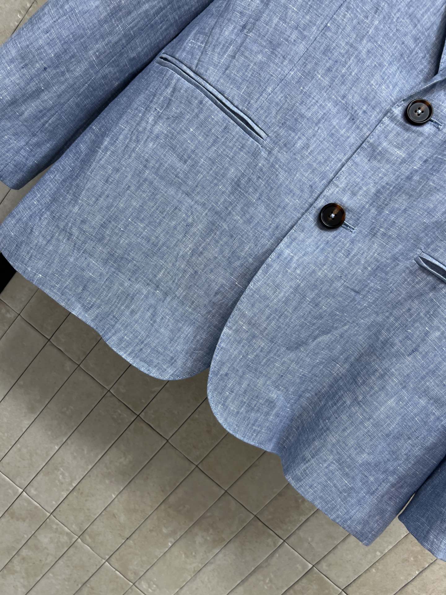 26春夏新款 亚麻西装外套 采用纯亚麻面料轻薄透气 V领+两粒扣设计 简约又高级 微宽松松弛廓形包容各种