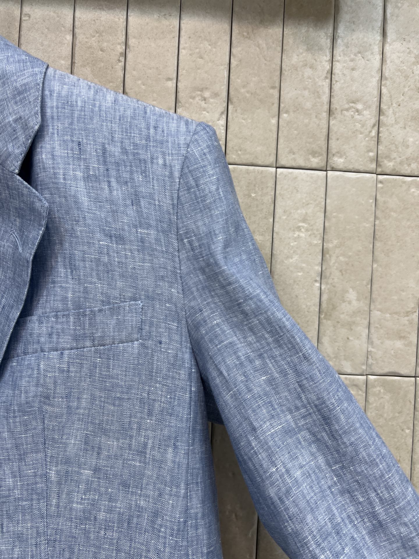 26春夏新款 亚麻西装外套 采用纯亚麻面料轻薄透气 V领+两粒扣设计 简约又高级 微宽松松弛廓形包容各种