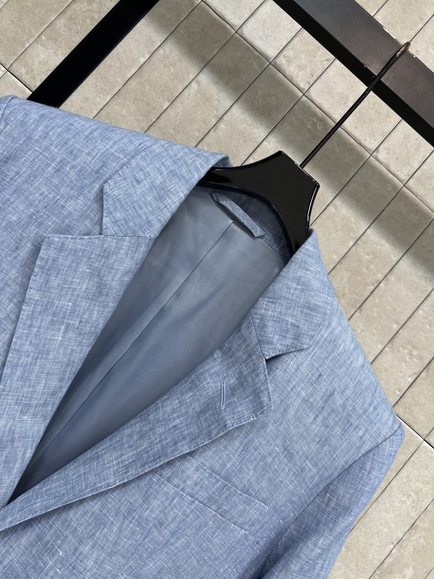 26春夏新款 亚麻西装外套 采用纯亚麻面料轻薄透气 V领+两粒扣设计 简约又高级 微宽松松弛廓形包容各种