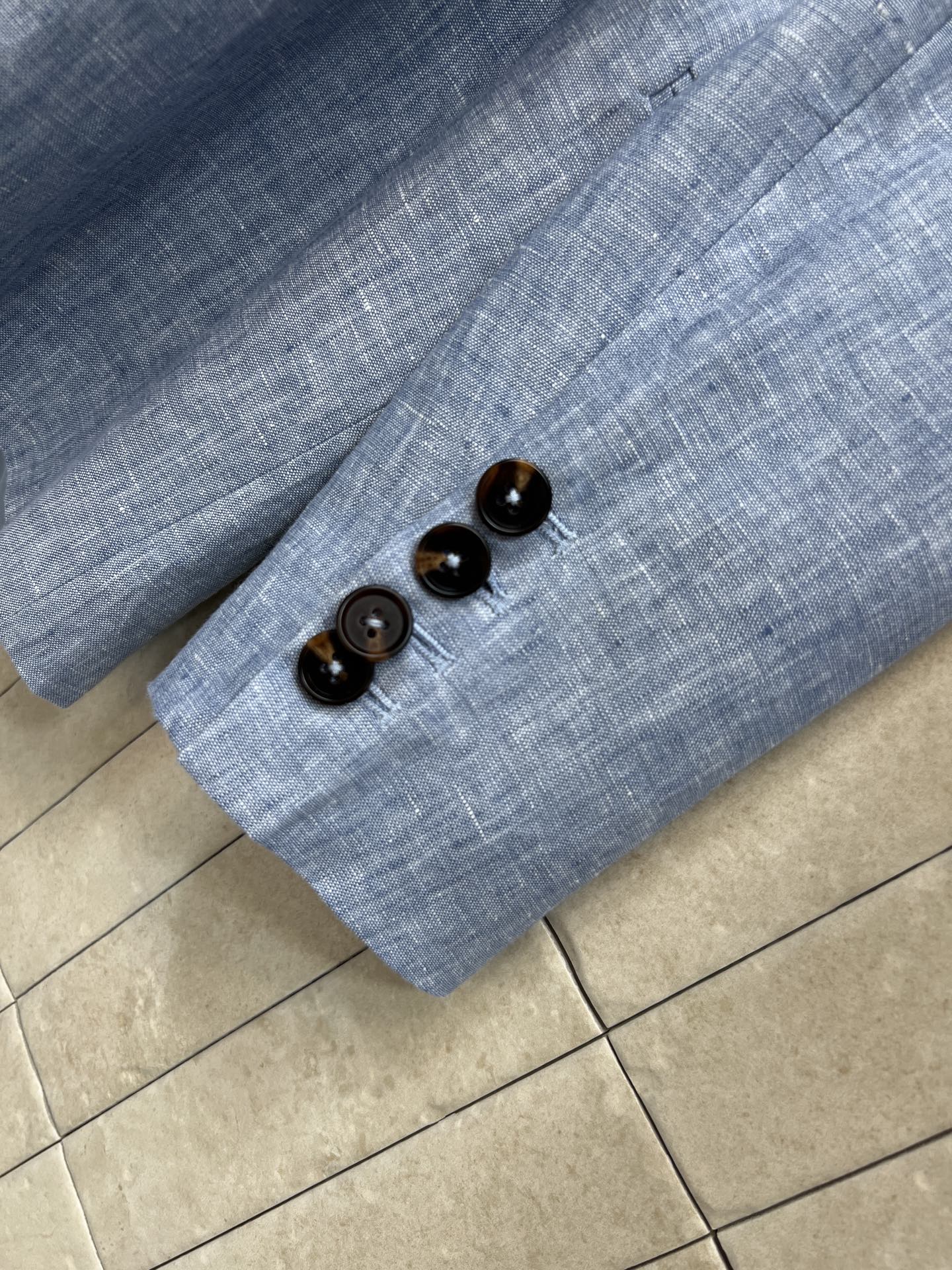 26春夏新款 亚麻西装外套 采用纯亚麻面料轻薄透气 V领+两粒扣设计 简约又高级 微宽松松弛廓形包容各种