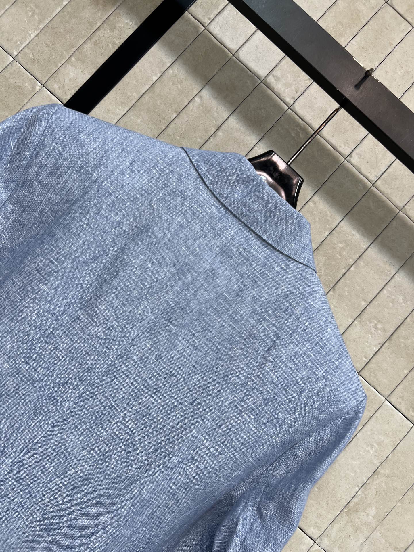 26春夏新款 亚麻西装外套 采用纯亚麻面料轻薄透气 V领+两粒扣设计 简约又高级 微宽松松弛廓形包容各种