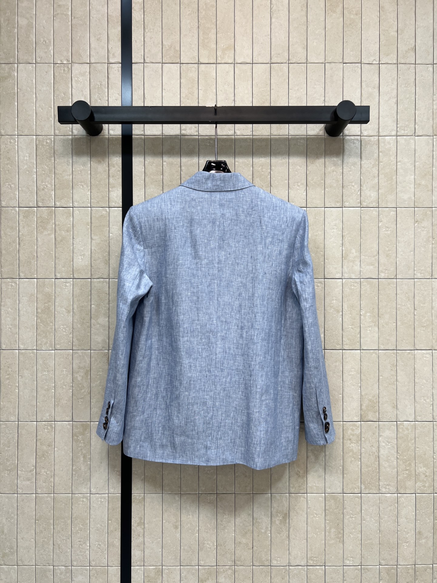 26春夏新款 亚麻西装外套 采用纯亚麻面料轻薄透气 V领+两粒扣设计 简约又高级 微宽松松弛廓形包容各种