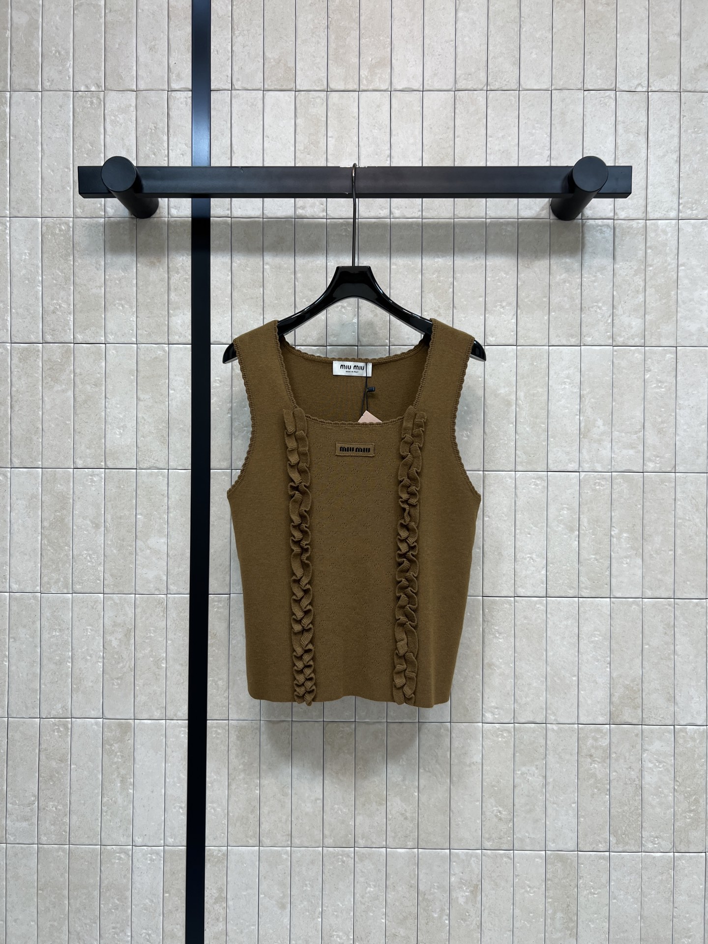 MIU家 26春夏新款 木耳边针织背心 羊毛针织材质 柔软又透气 春夏穿超舒服 木耳边设计超有层次感 百