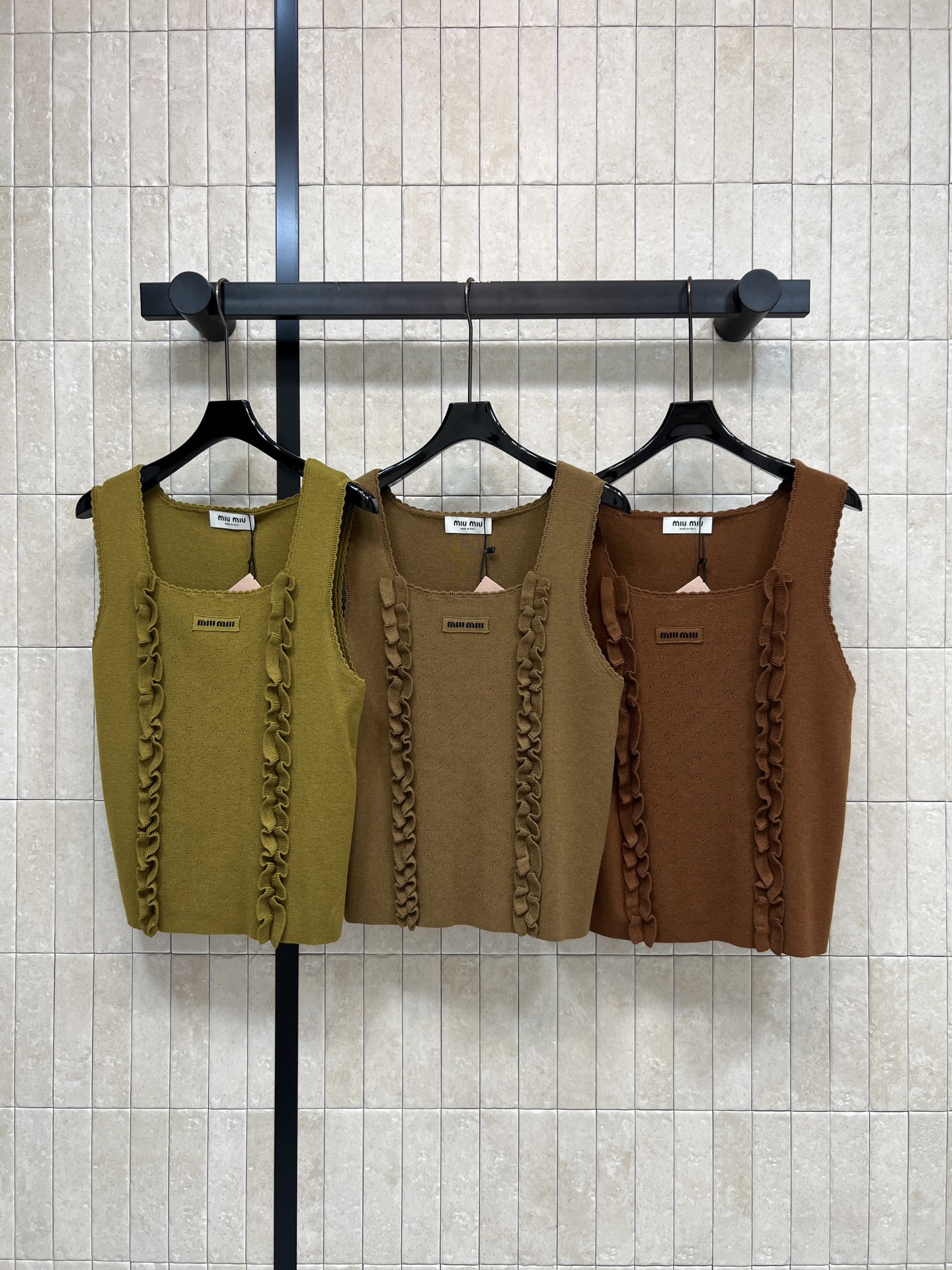 MIU家 26春夏新款 木耳边针织背心 羊毛针织材质 柔软又透气 春夏穿超舒服 木耳边设计超有层次感 百